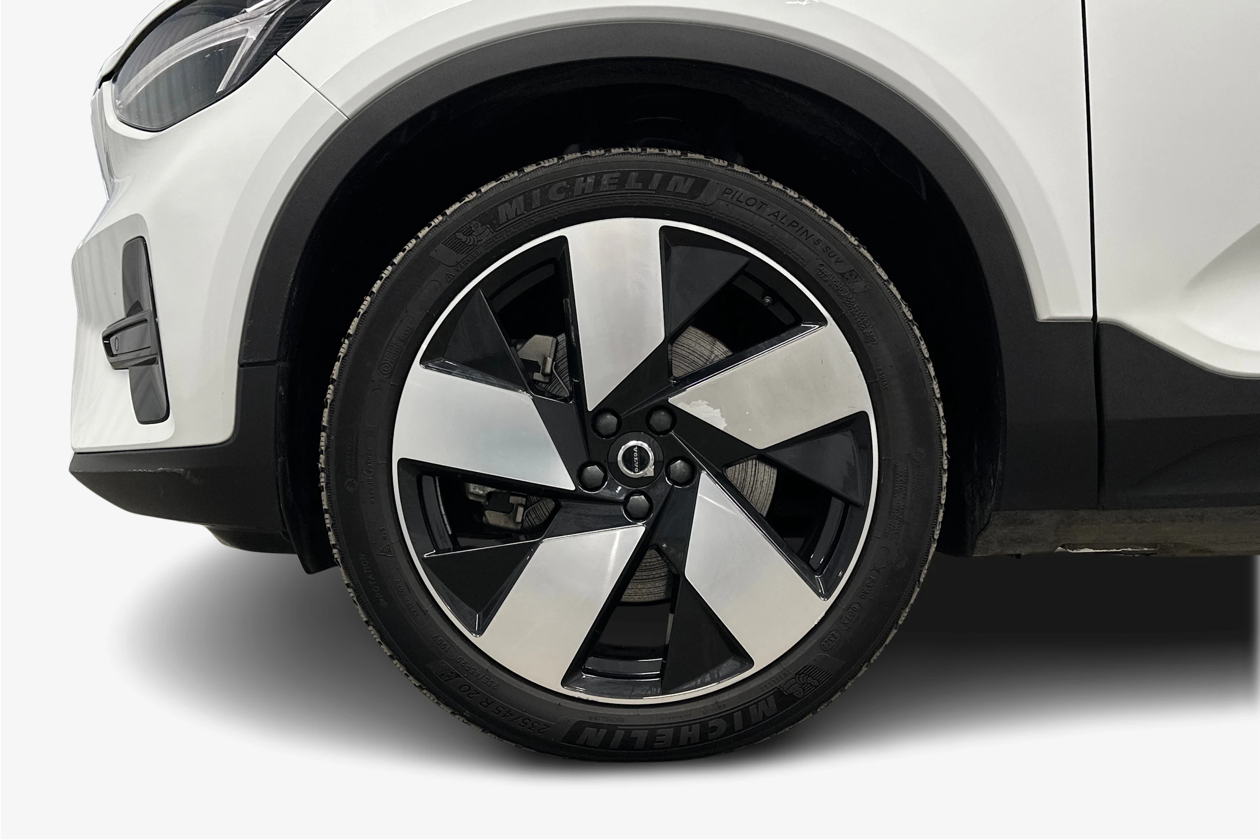 valkoinen Volvo C40 2023 kuva 12.