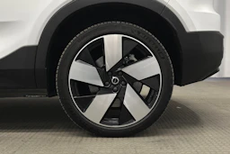 valkoinen Volvo C40 2023 kuva 13.