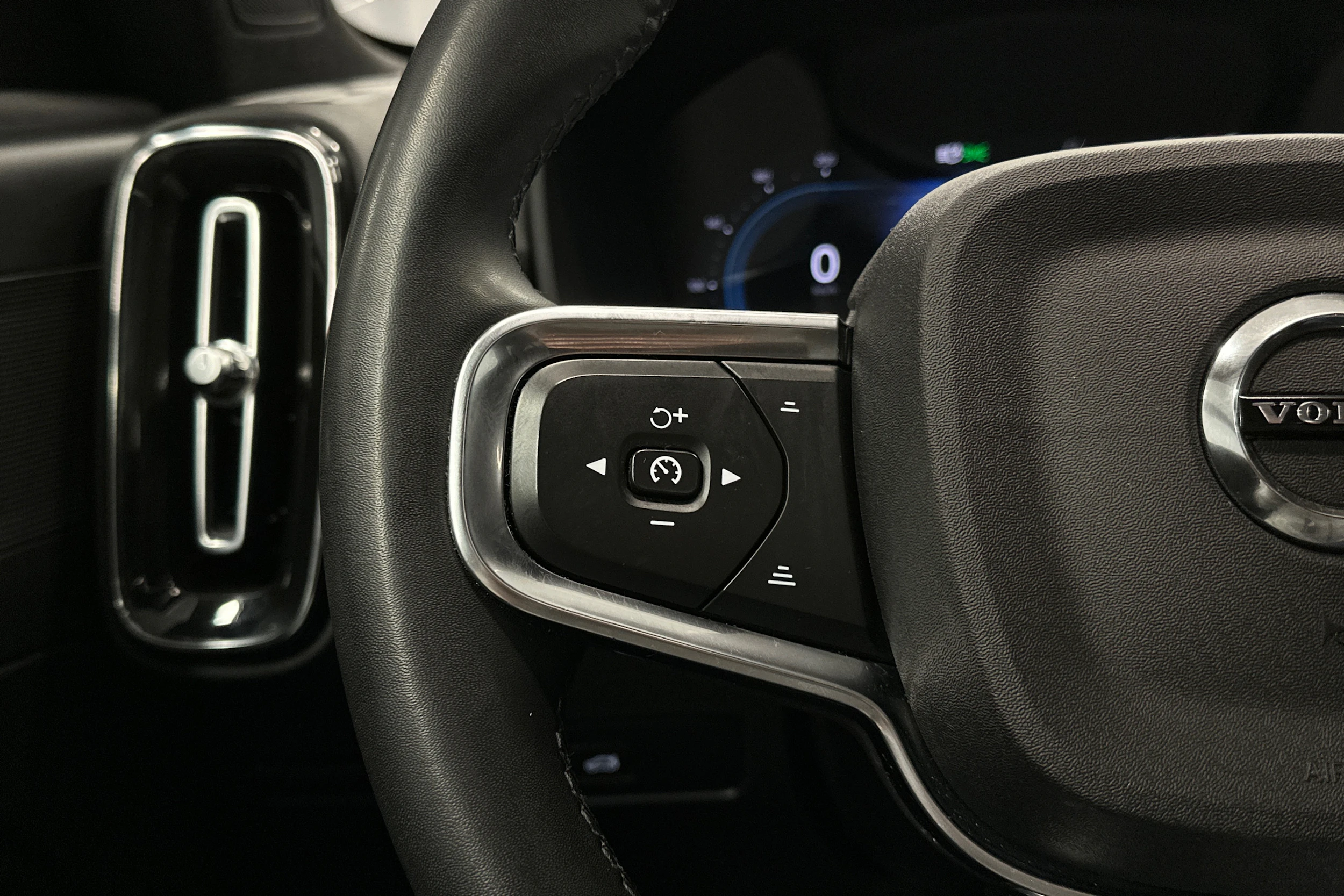 valkoinen Volvo C40 2023 kuva 15.