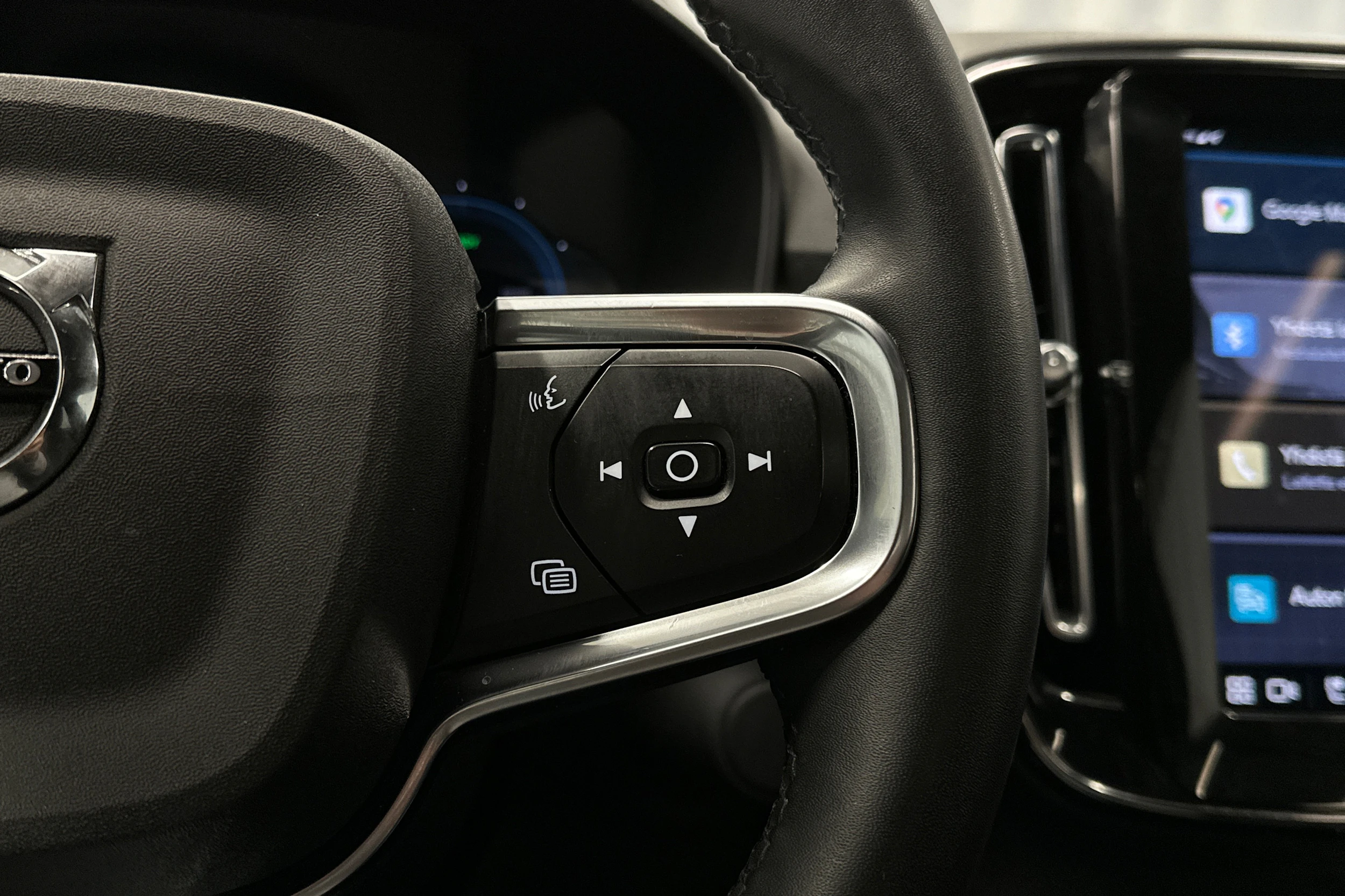 valkoinen Volvo C40 2023 kuva 16.