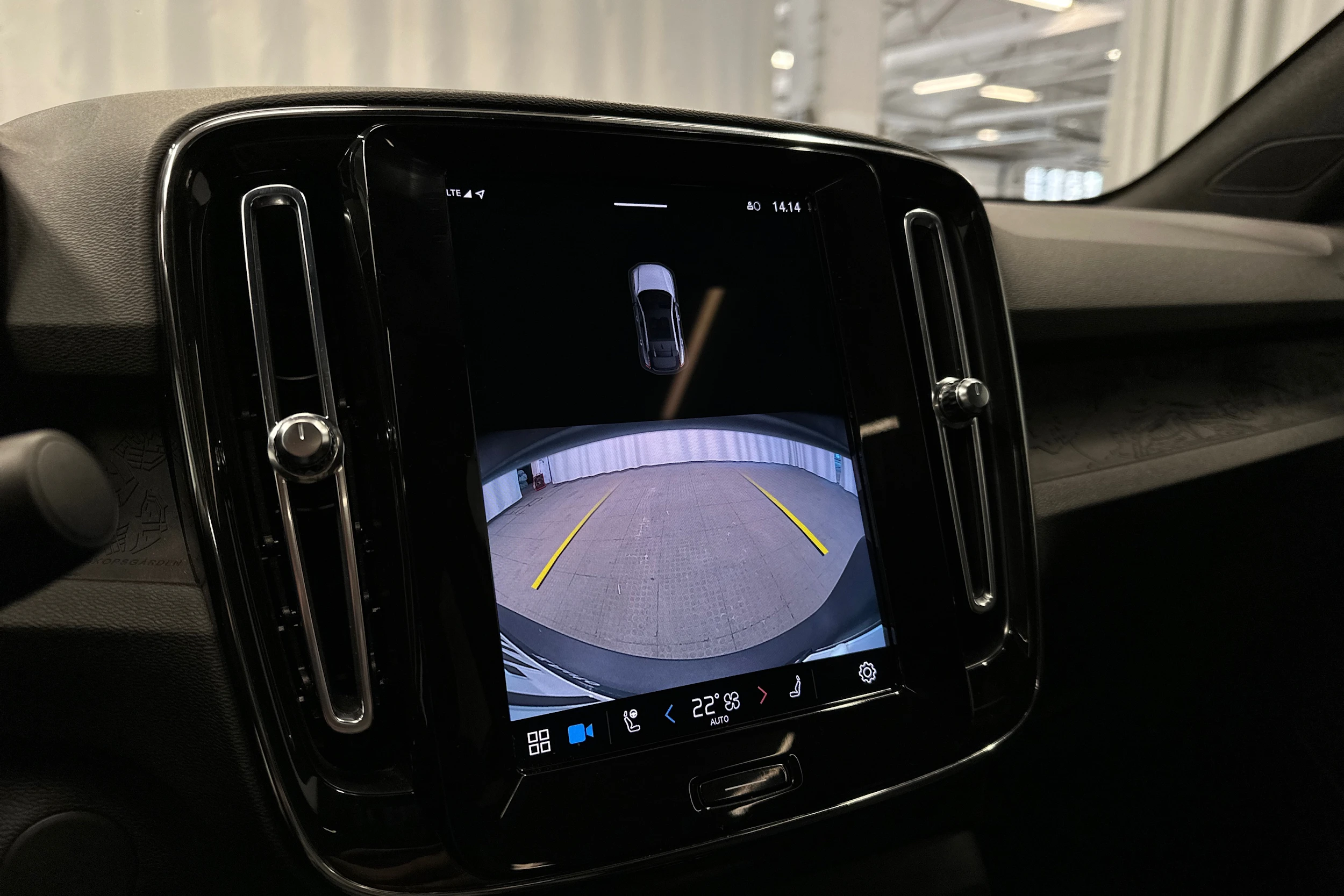 valkoinen Volvo C40 2023 kuva 18.