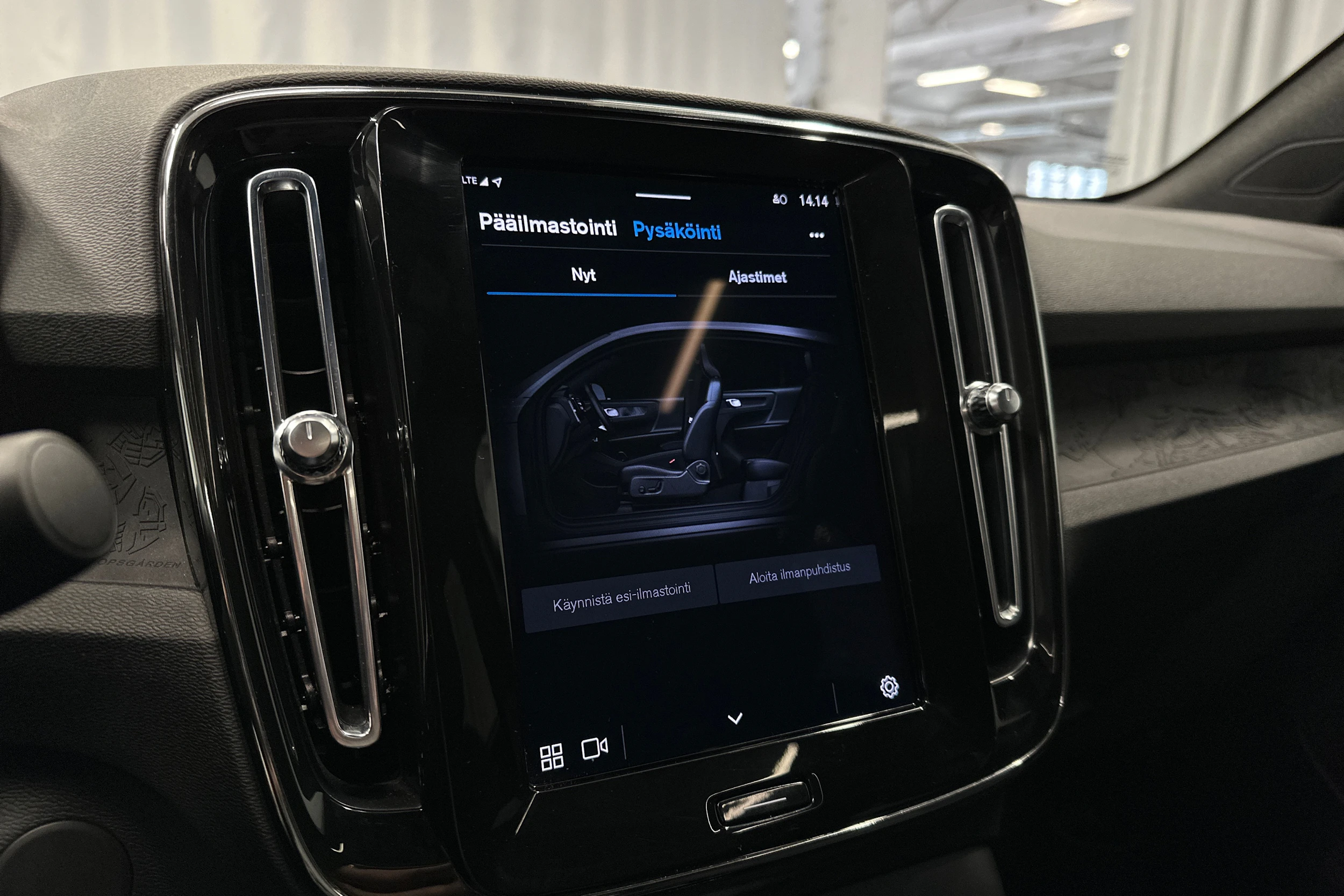 valkoinen Volvo C40 2023 kuva 19.