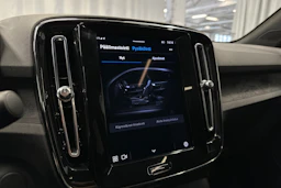 valkoinen Volvo C40 2023 kuva 19.