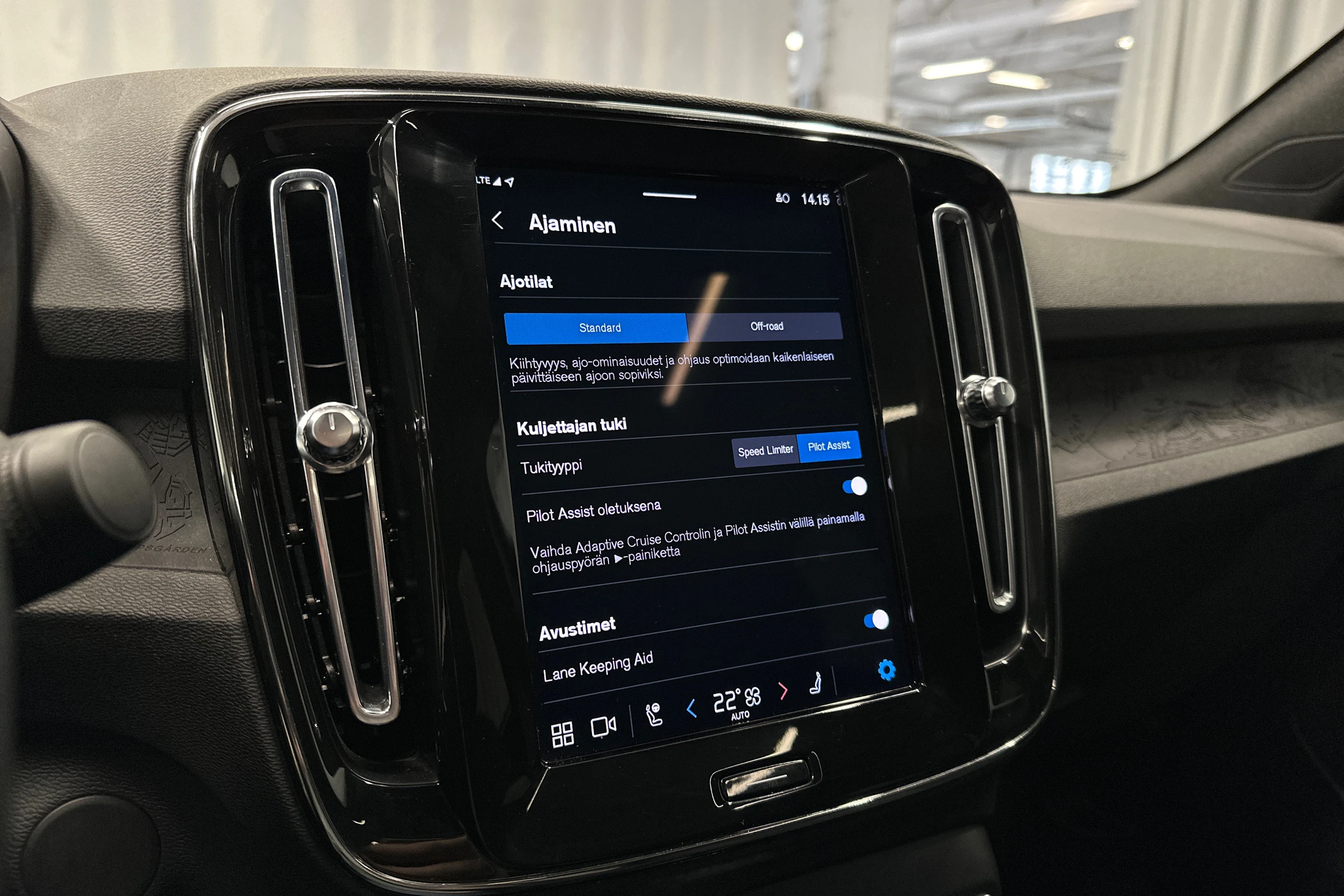 valkoinen Volvo C40 2023 kuva 21.