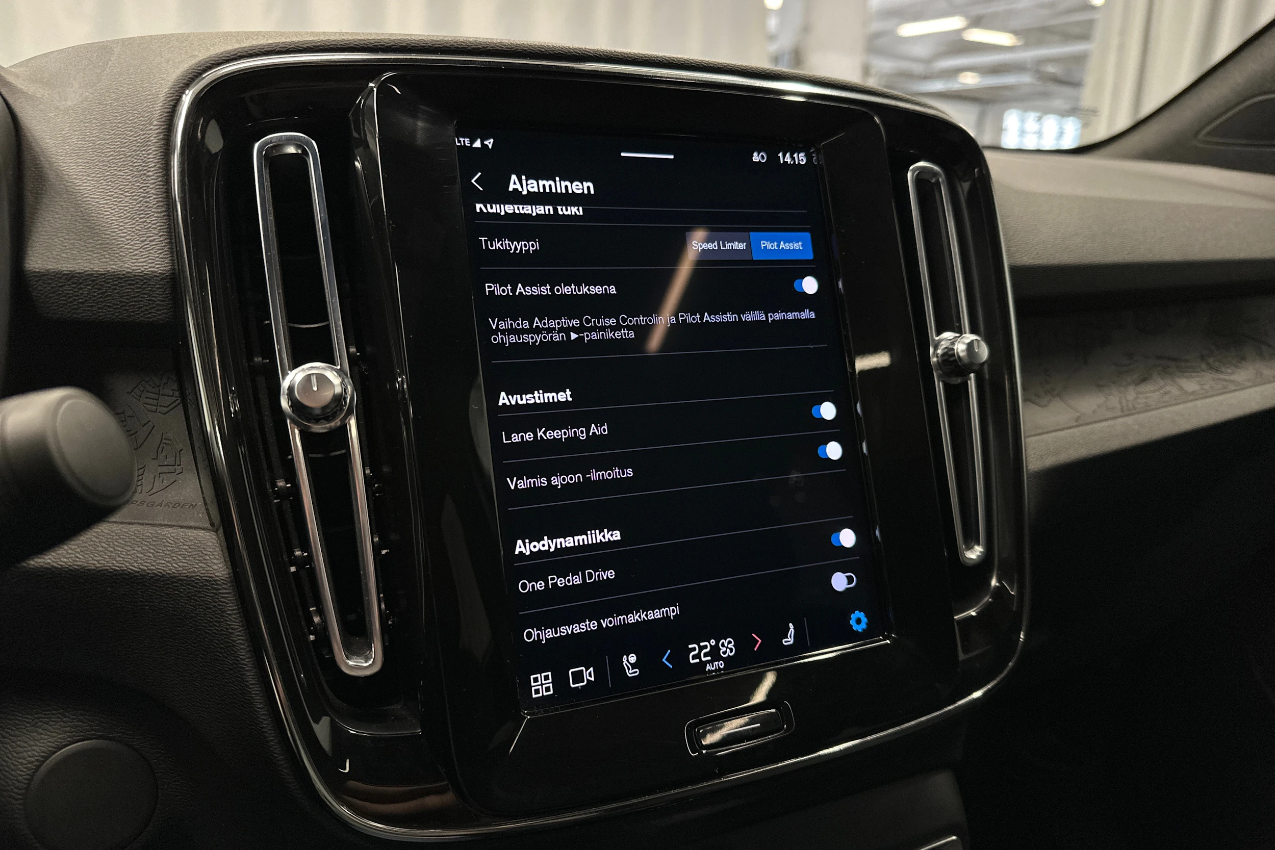 valkoinen Volvo C40 2023 kuva 22.