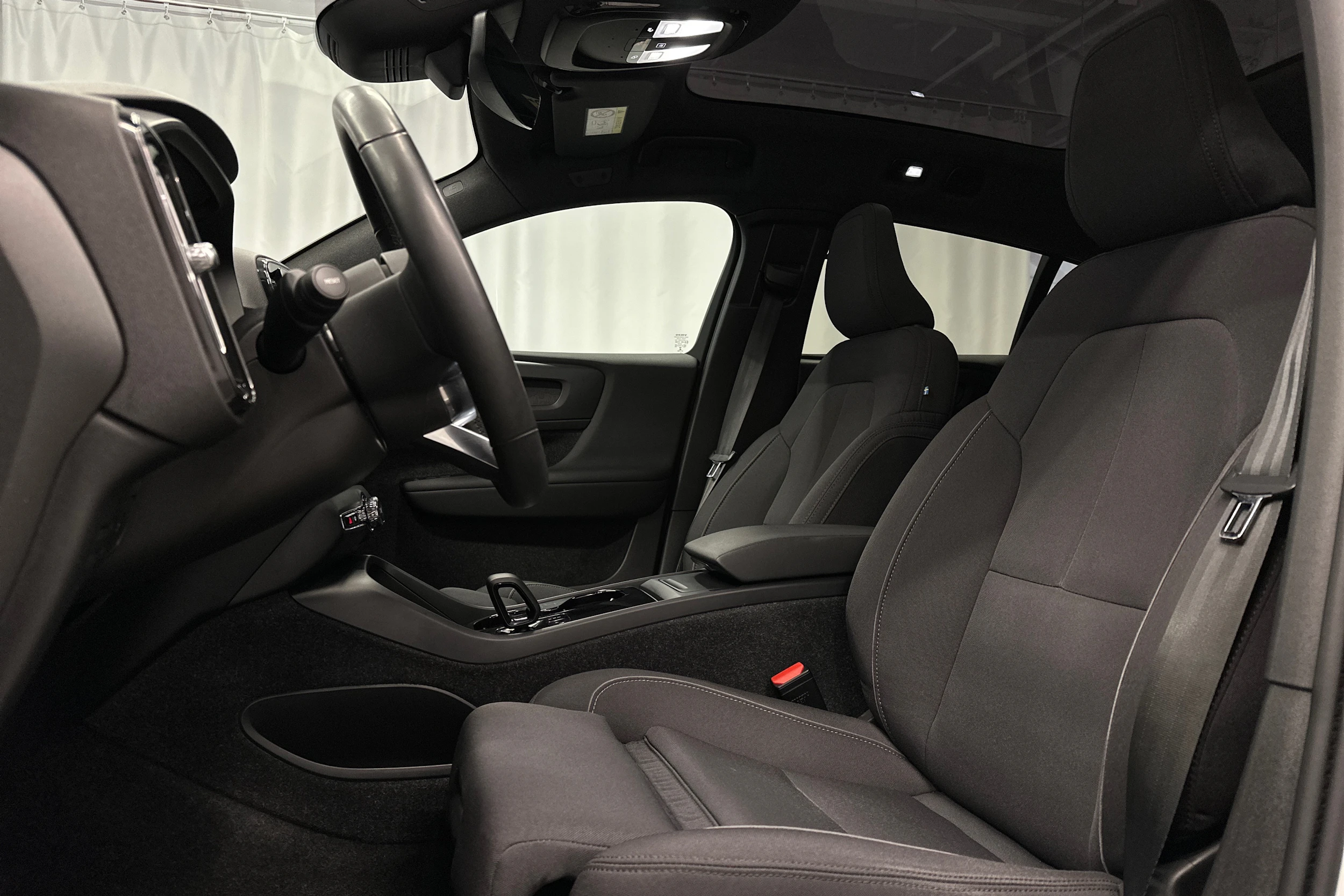 valkoinen Volvo C40 2023 kuva 23.