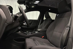 valkoinen Volvo C40 2023 kuva 23.