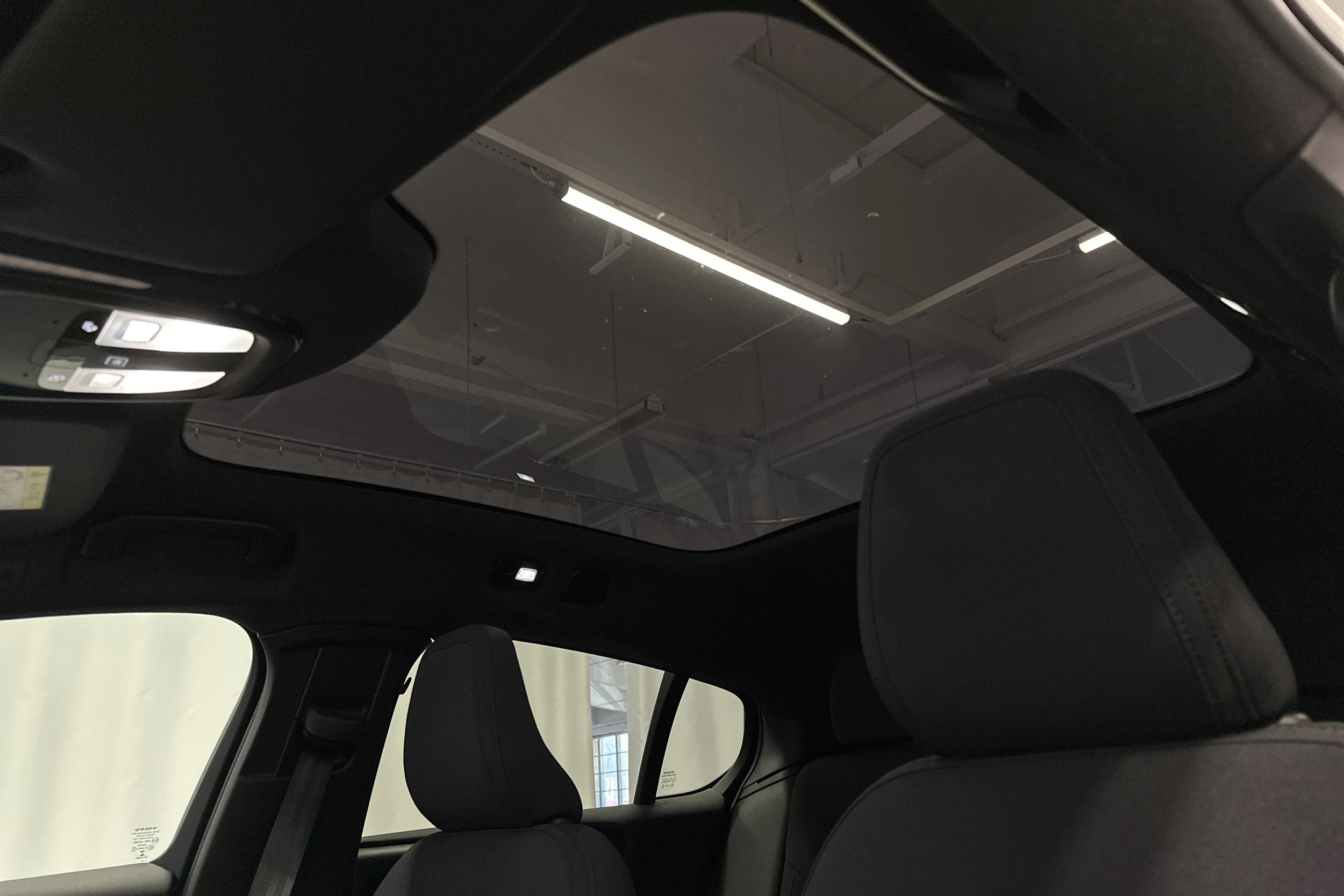 valkoinen Volvo C40 2023 kuva 24.