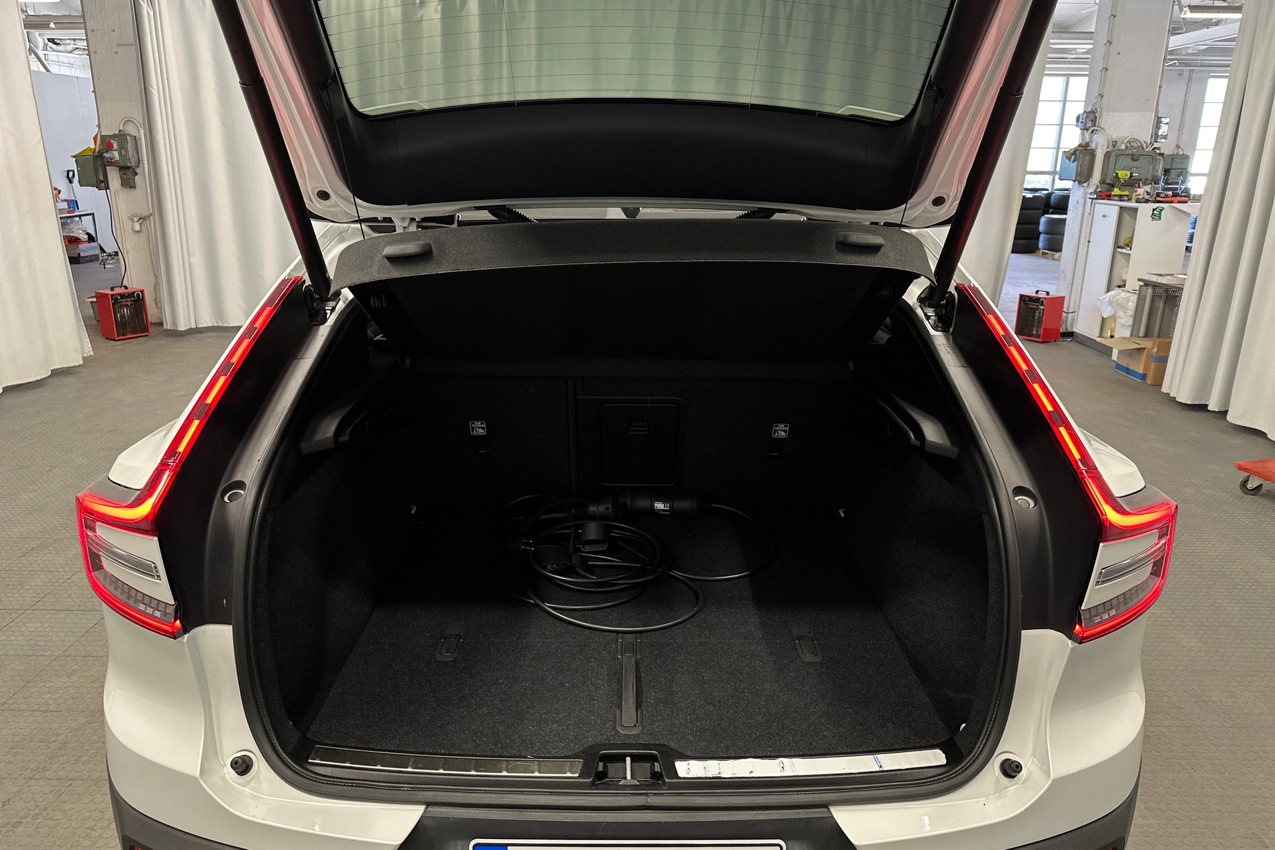 valkoinen Volvo C40 2023 kuva 25.