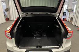 valkoinen Volvo C40 2023 kuva 25.