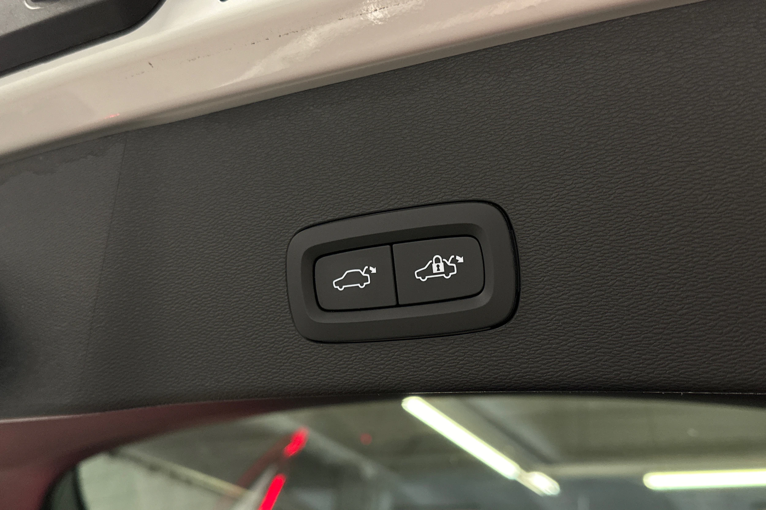 valkoinen Volvo C40 2023 kuva 26.