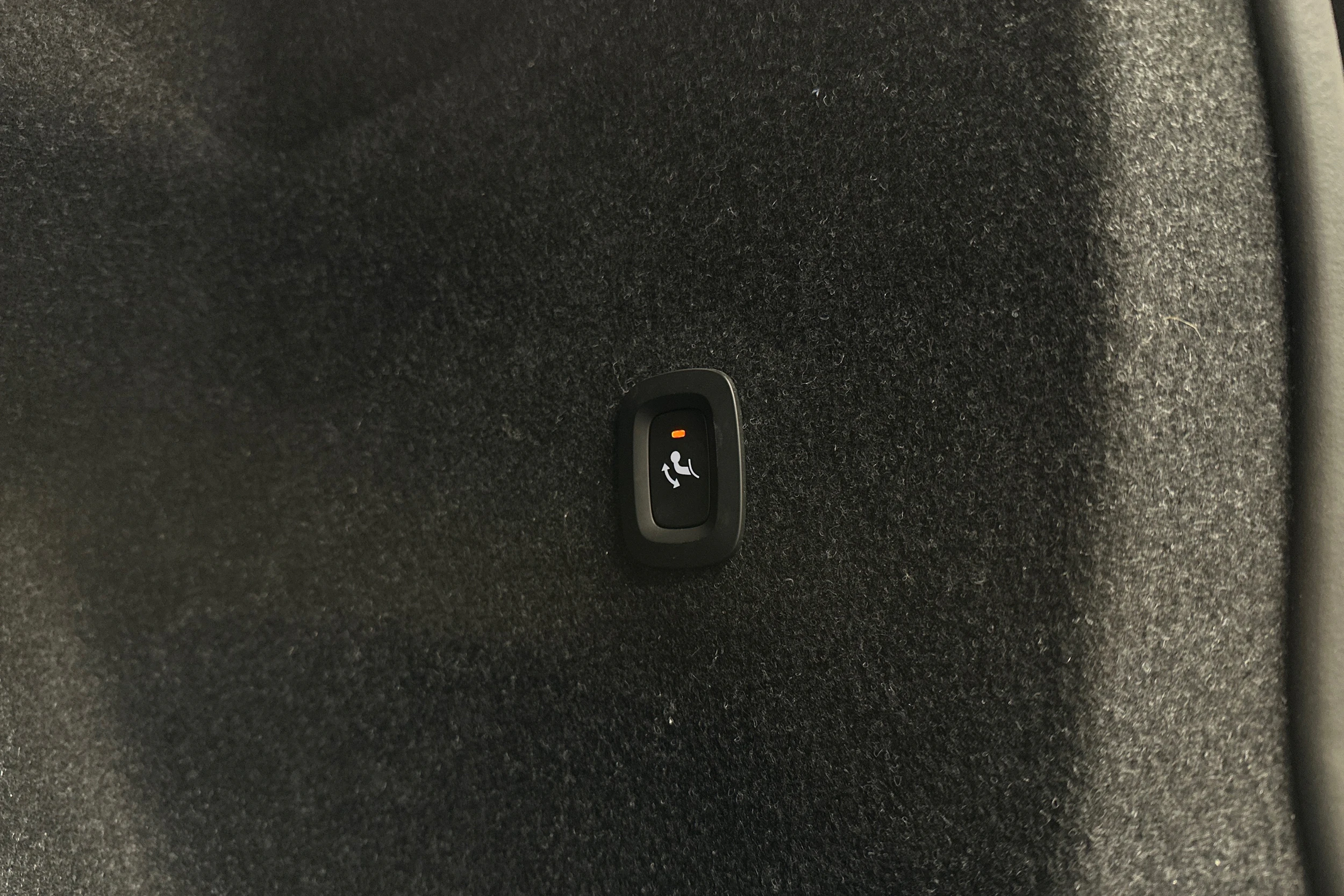 valkoinen Volvo C40 2023 kuva 27.