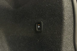 valkoinen Volvo C40 2023 kuva 27.