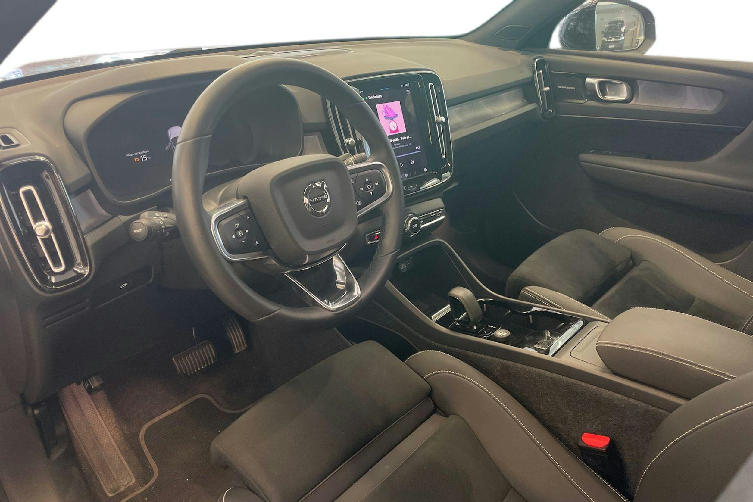 musta Volvo C40 2024 kuva 3.