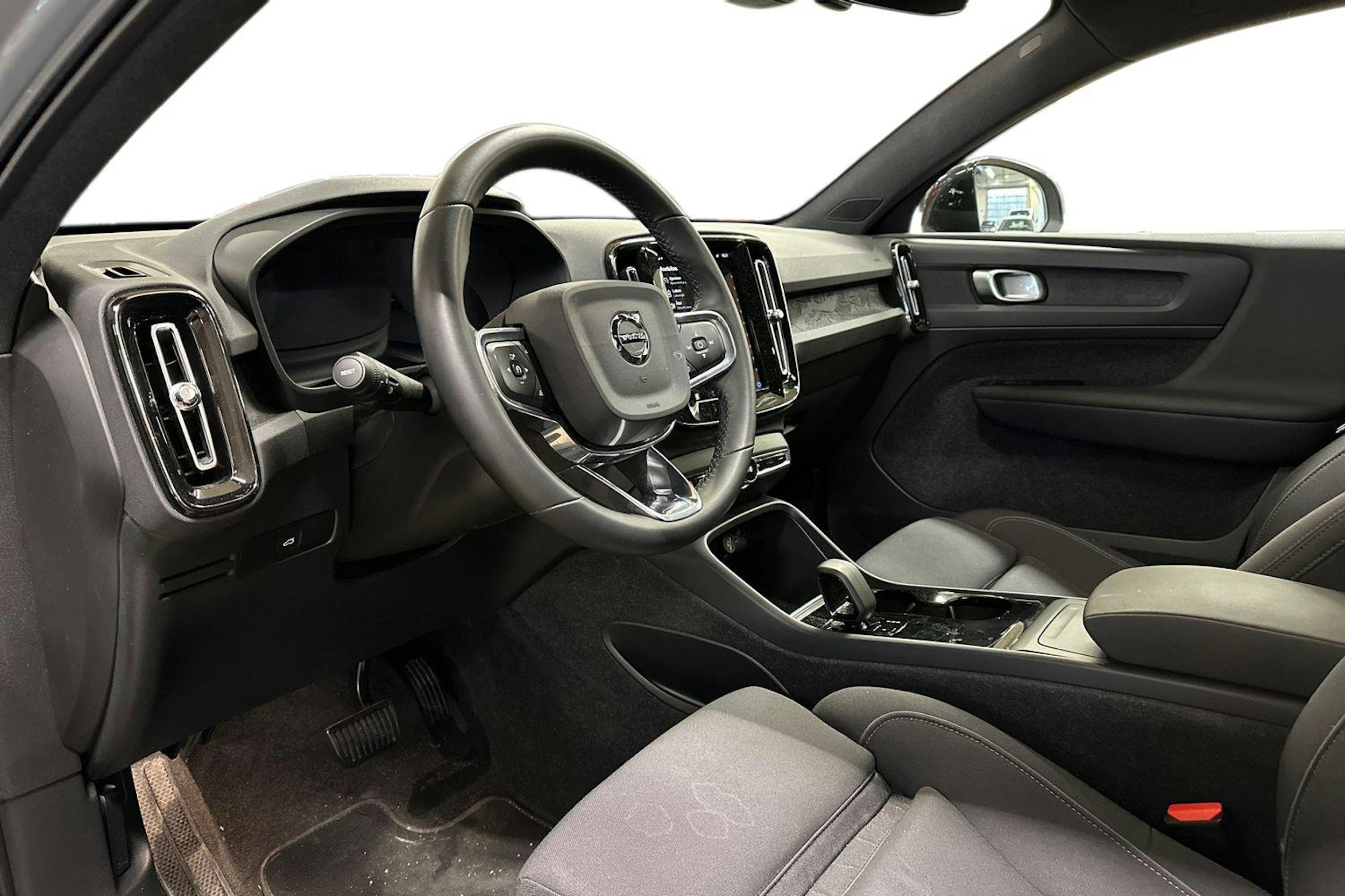 harmaa Volvo C40 2024 kuva 3.