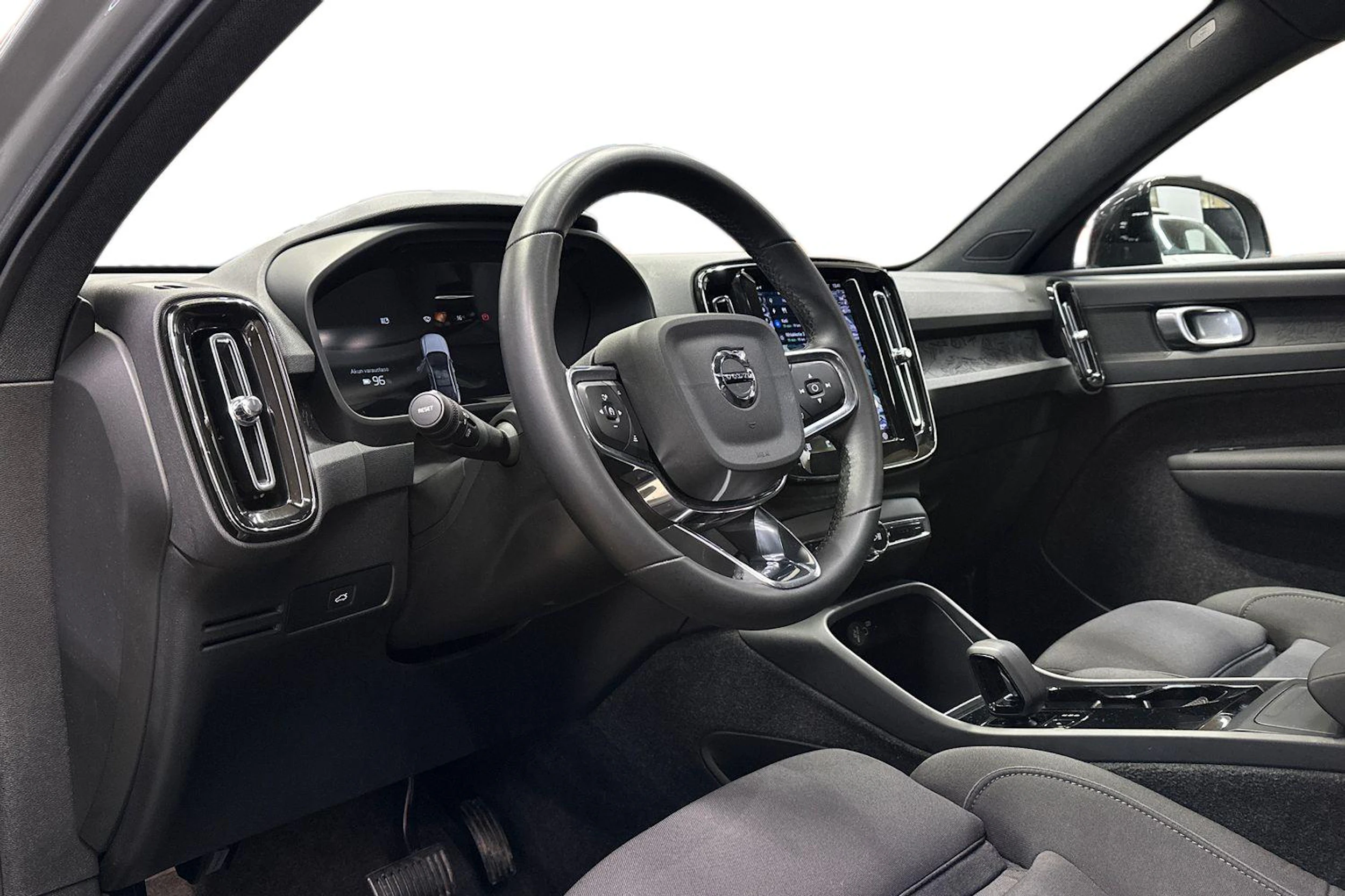 harmaa Volvo C40 2024 kuva 6.