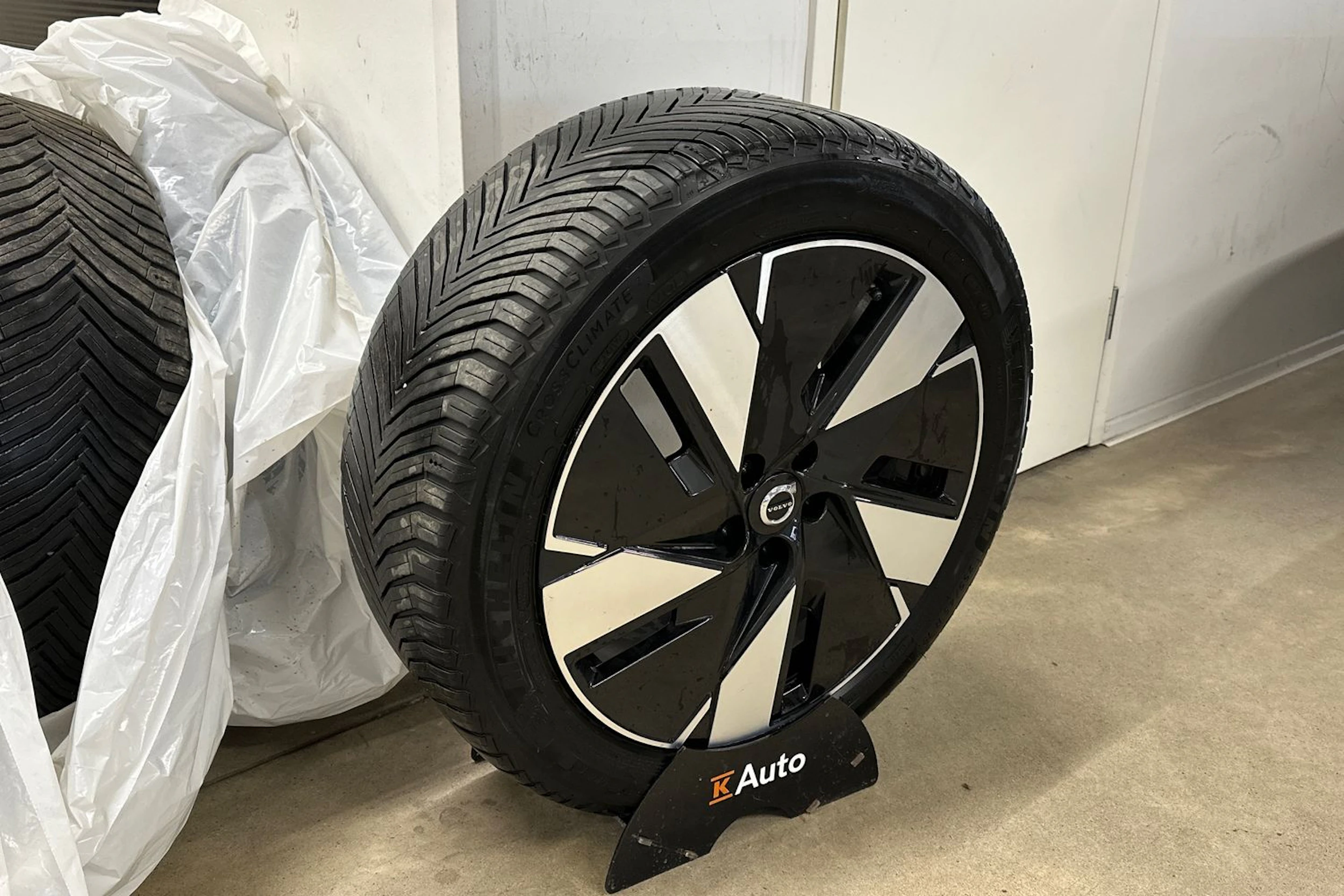 harmaa Volvo C40 2024 kuva 10.