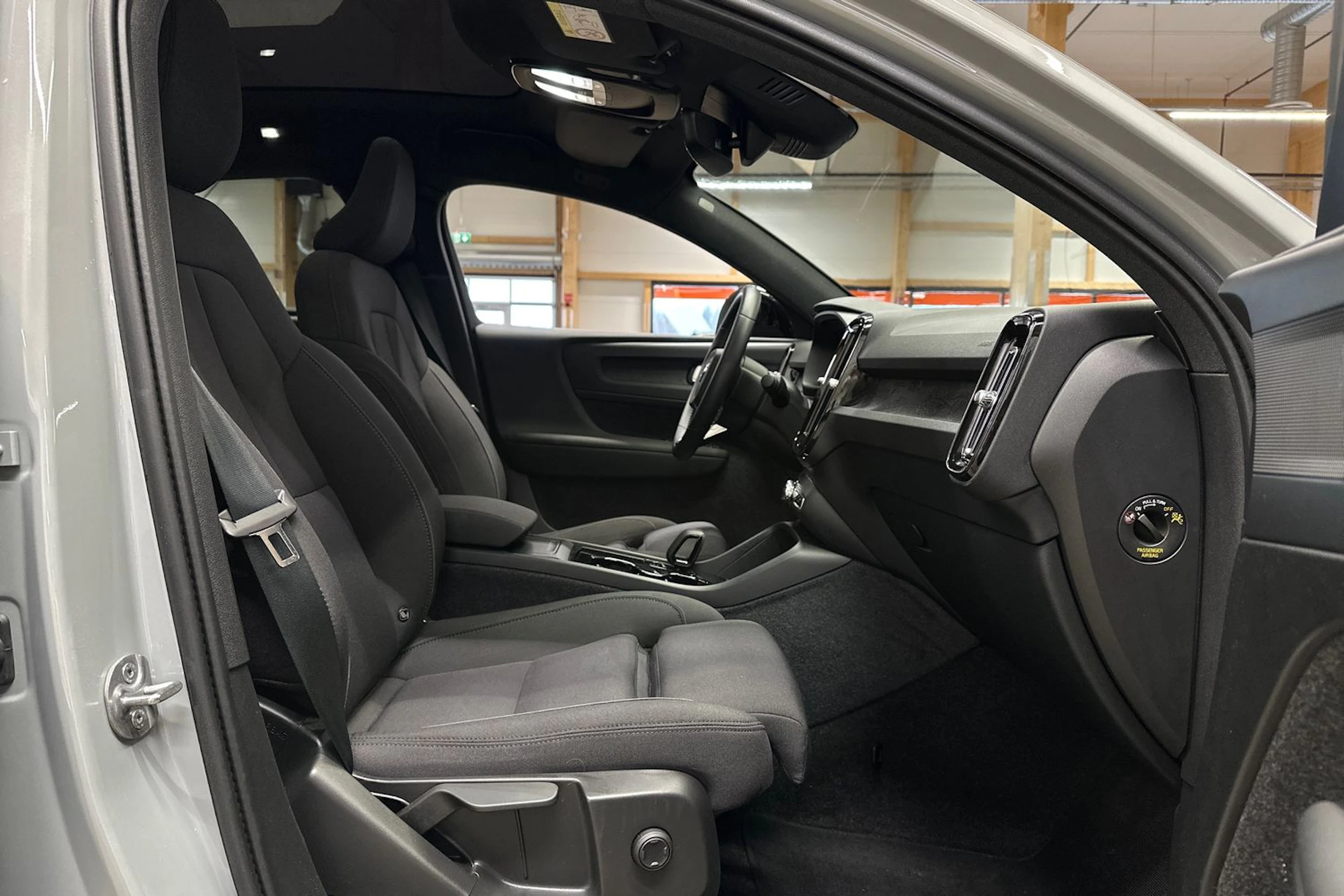 harmaa Volvo C40 2024 kuva 11.