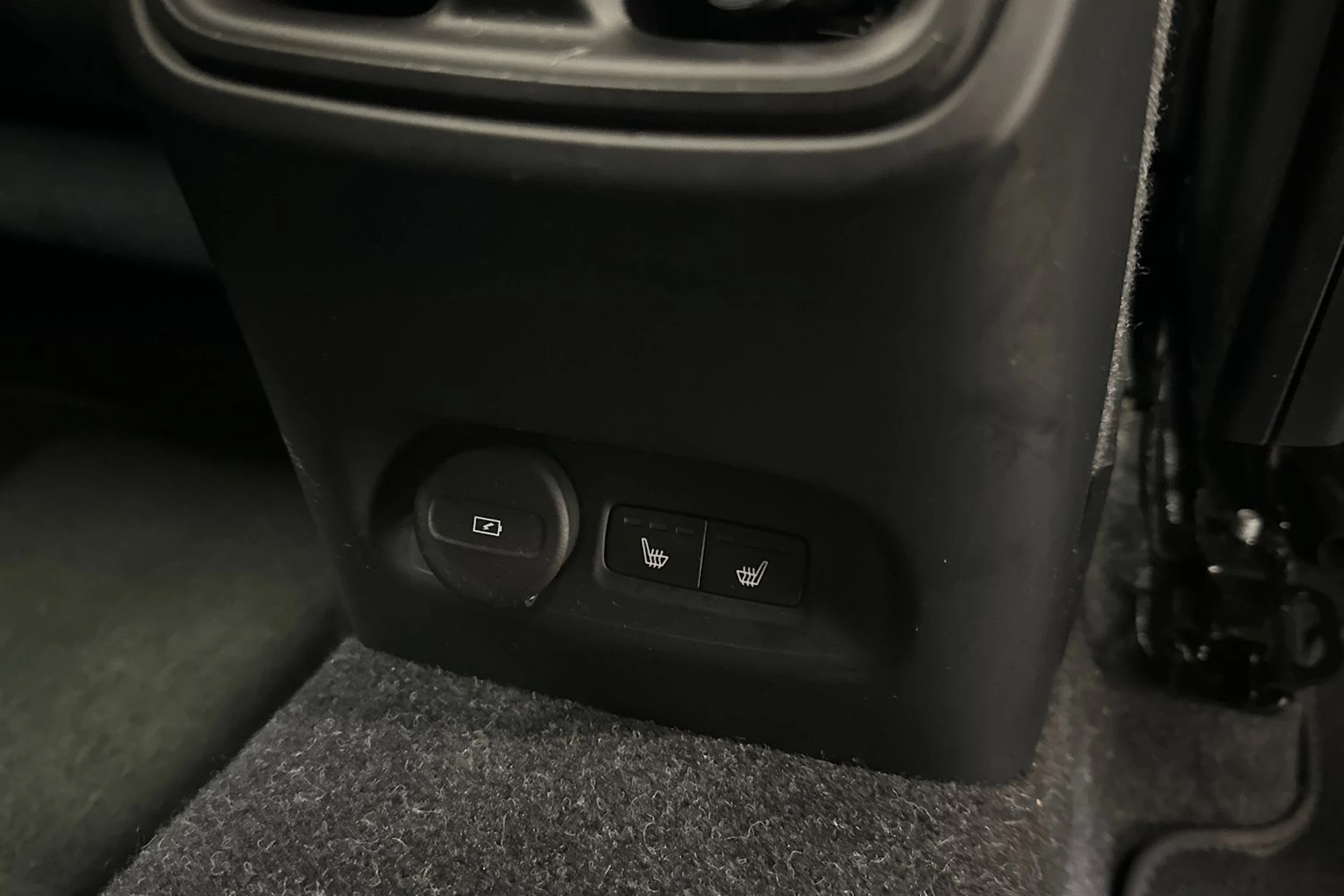 harmaa Volvo C40 2024 kuva 12.