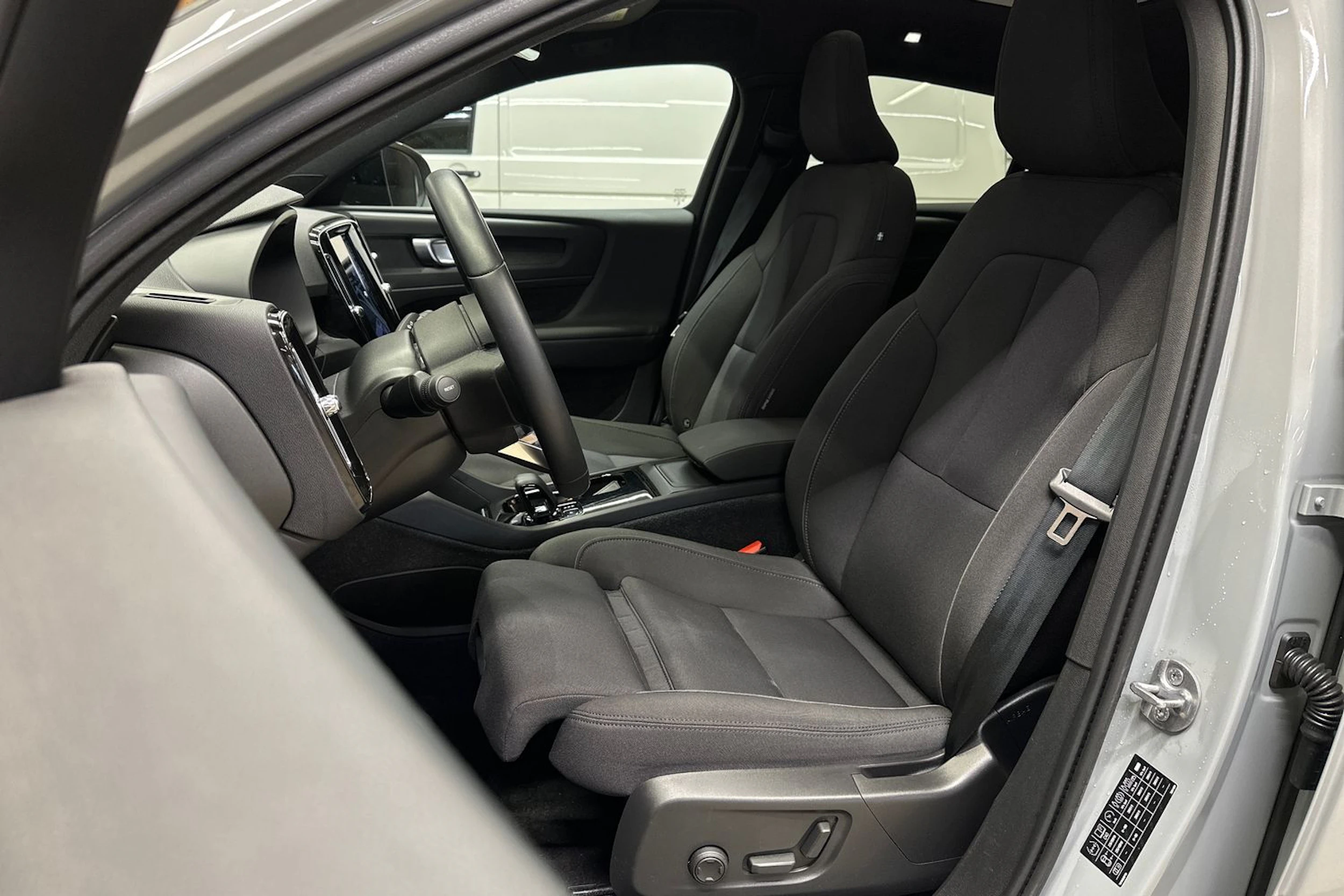 harmaa Volvo C40 2024 kuva 13.