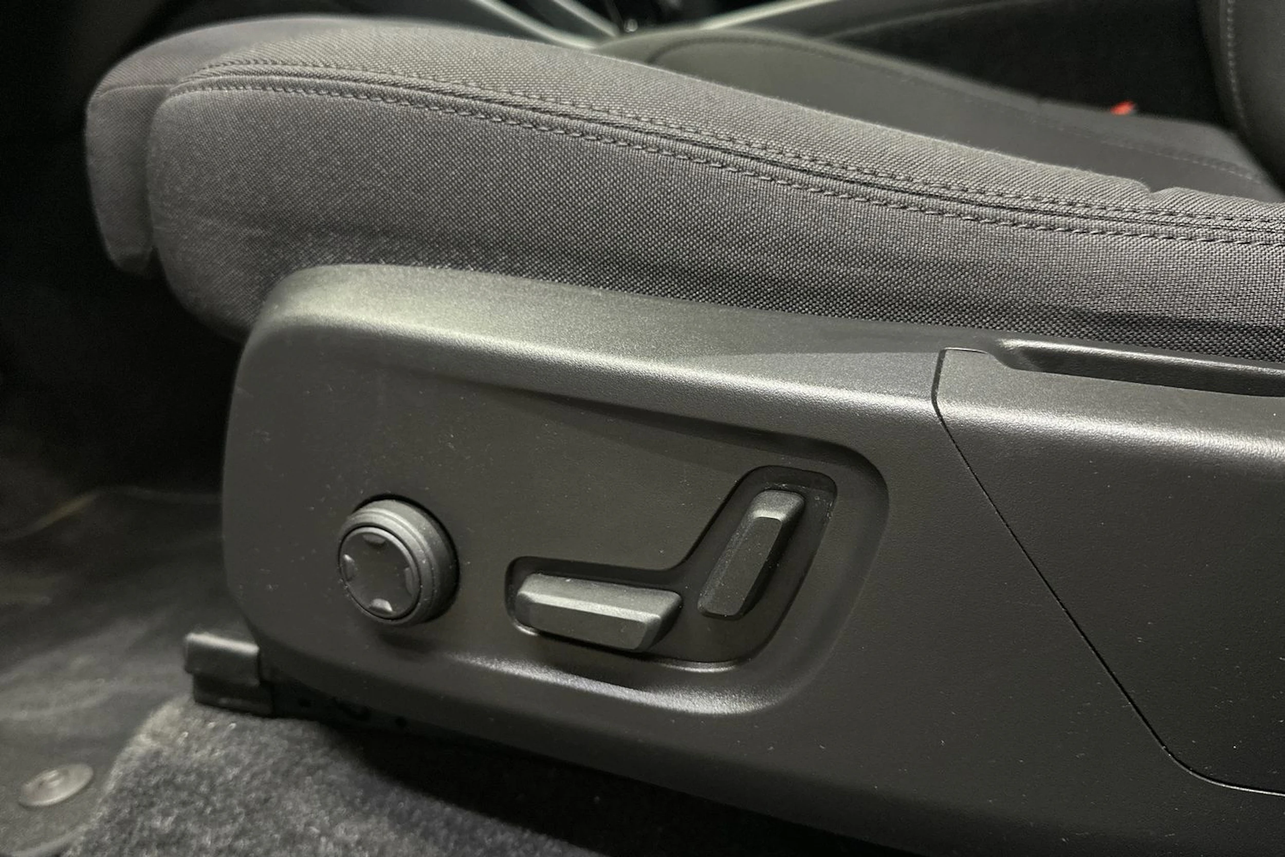 harmaa Volvo C40 2024 kuva 14.