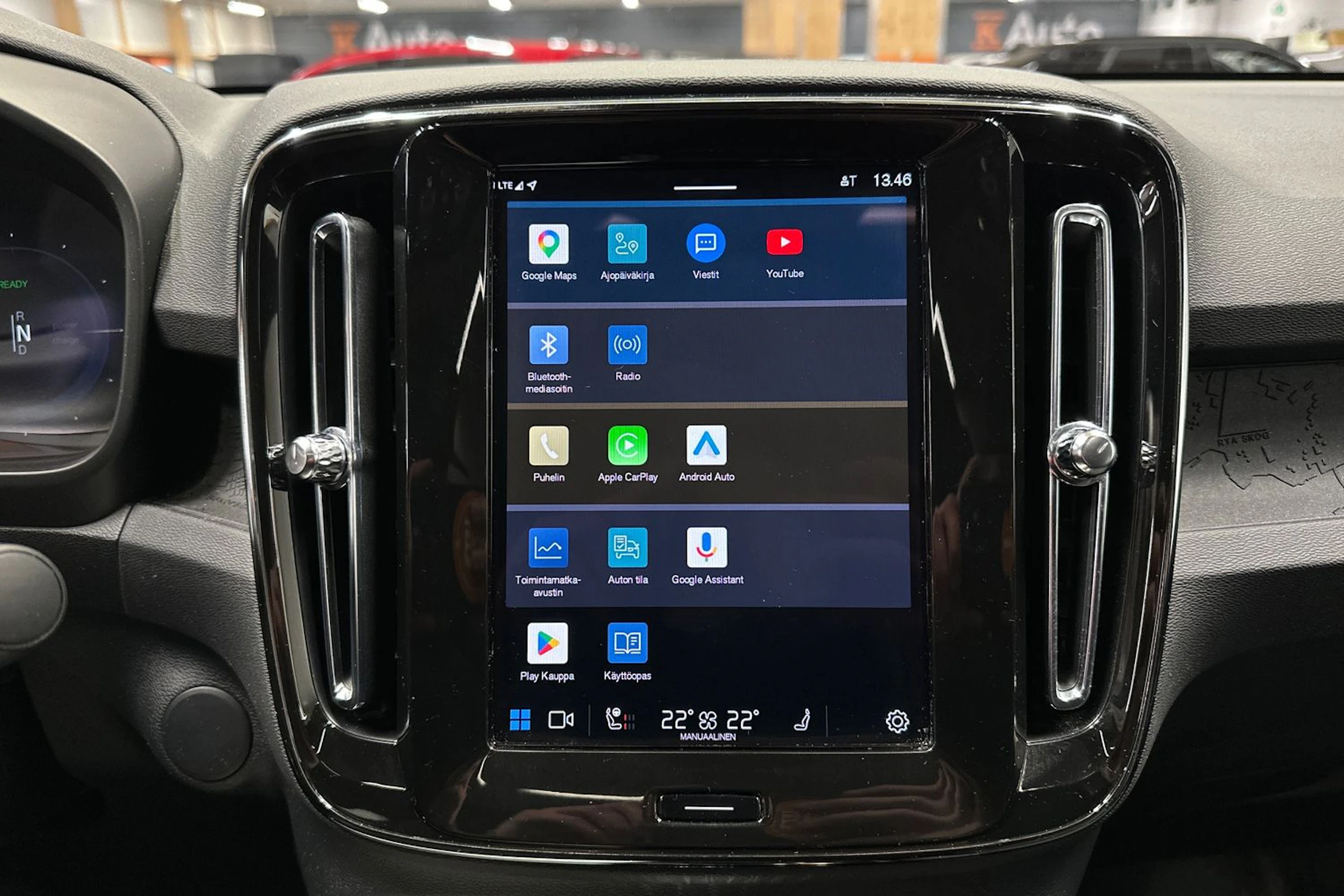 harmaa Volvo C40 2024 kuva 18.