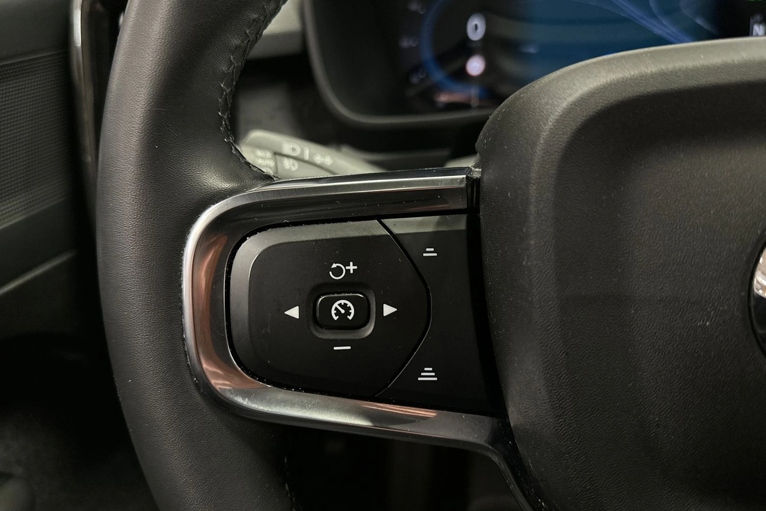 harmaa Volvo C40 2024 kuva 21.