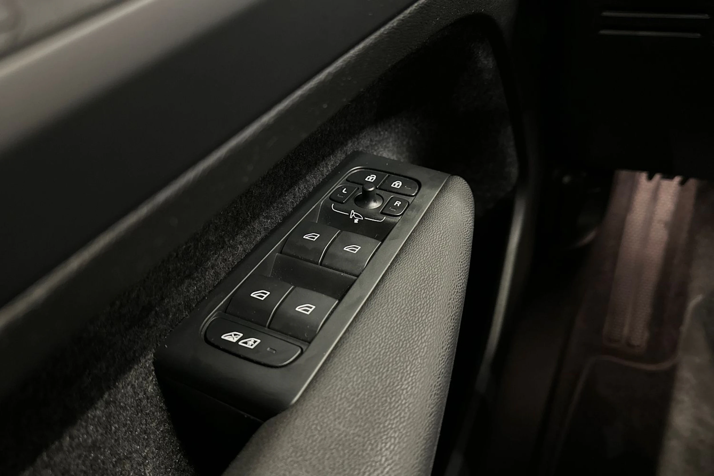 harmaa Volvo C40 2024 kuva 24.