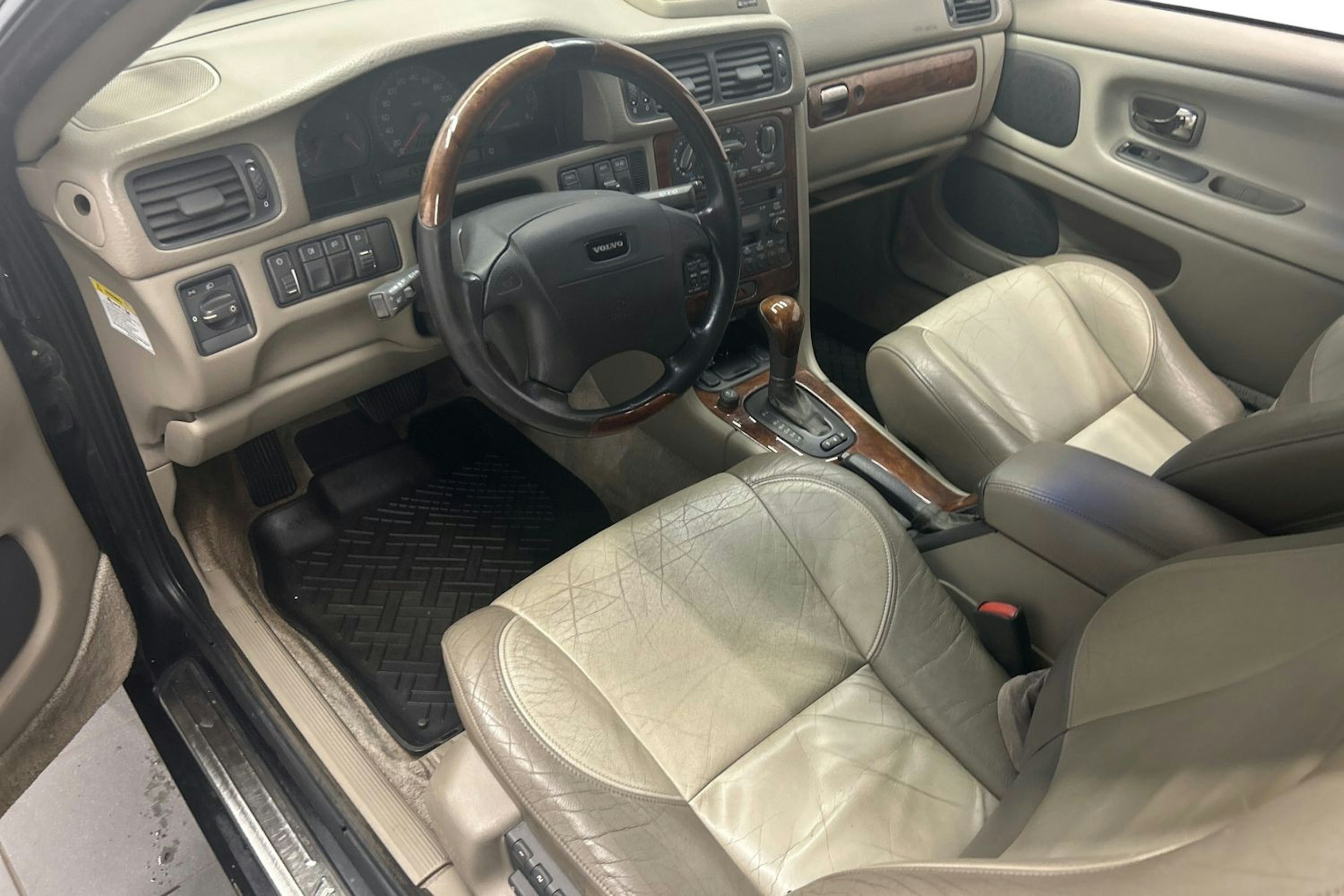 musta Volvo C70 1998 kuva 6.