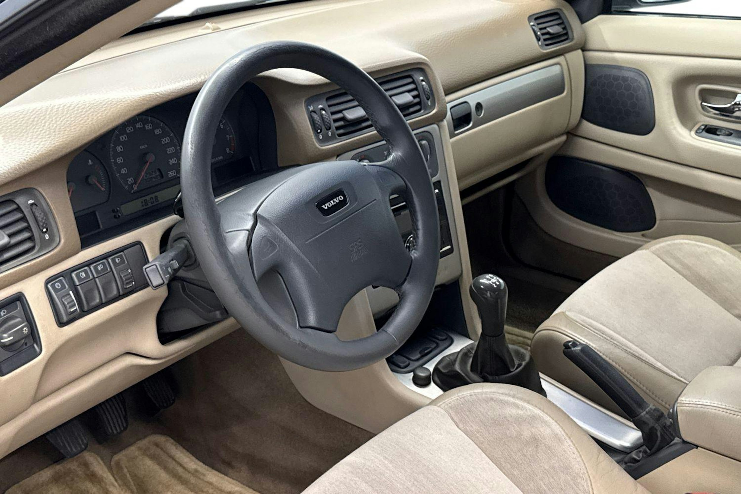 musta Volvo C70 2000 kuva 7.