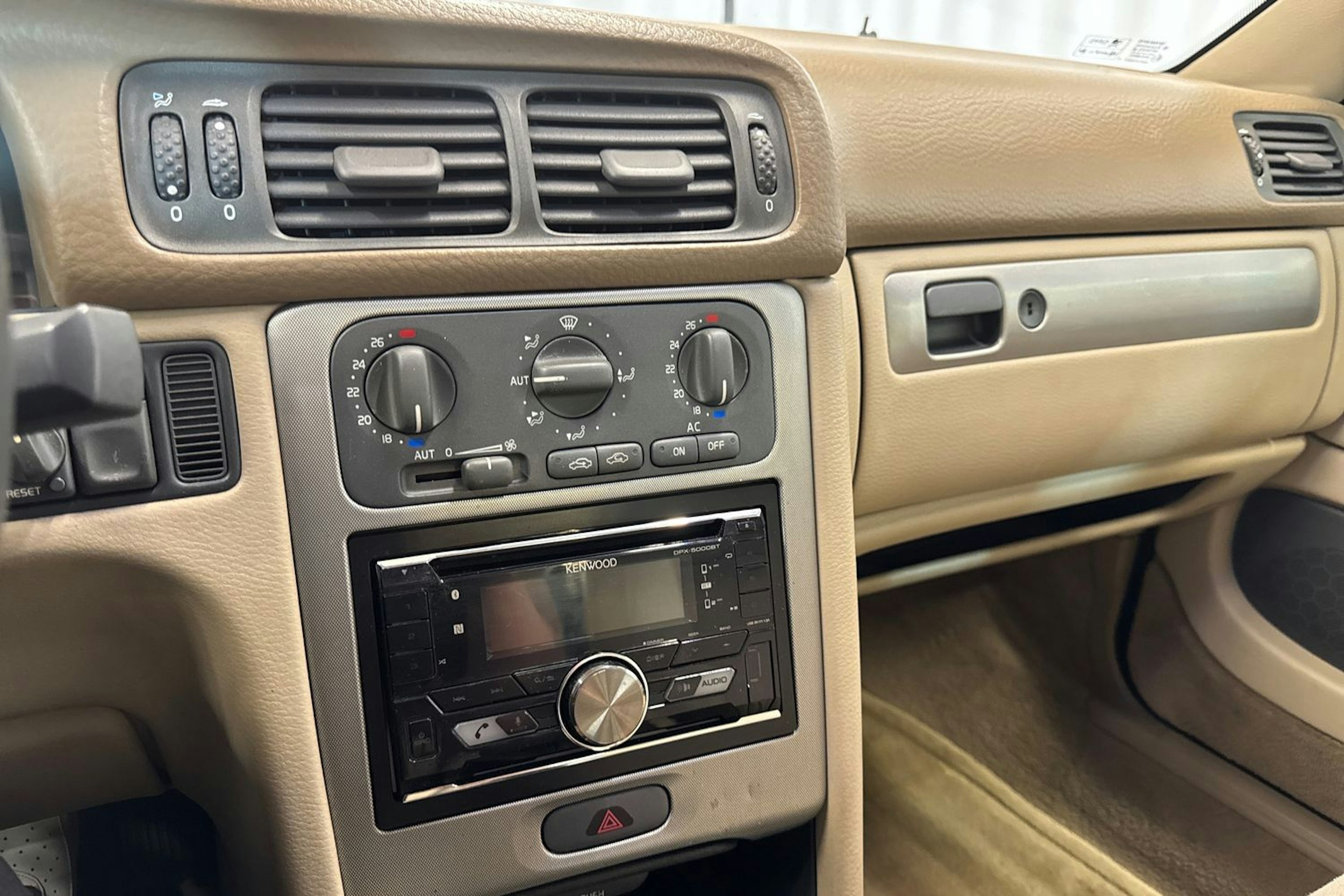 musta Volvo C70 2000 kuva 15.
