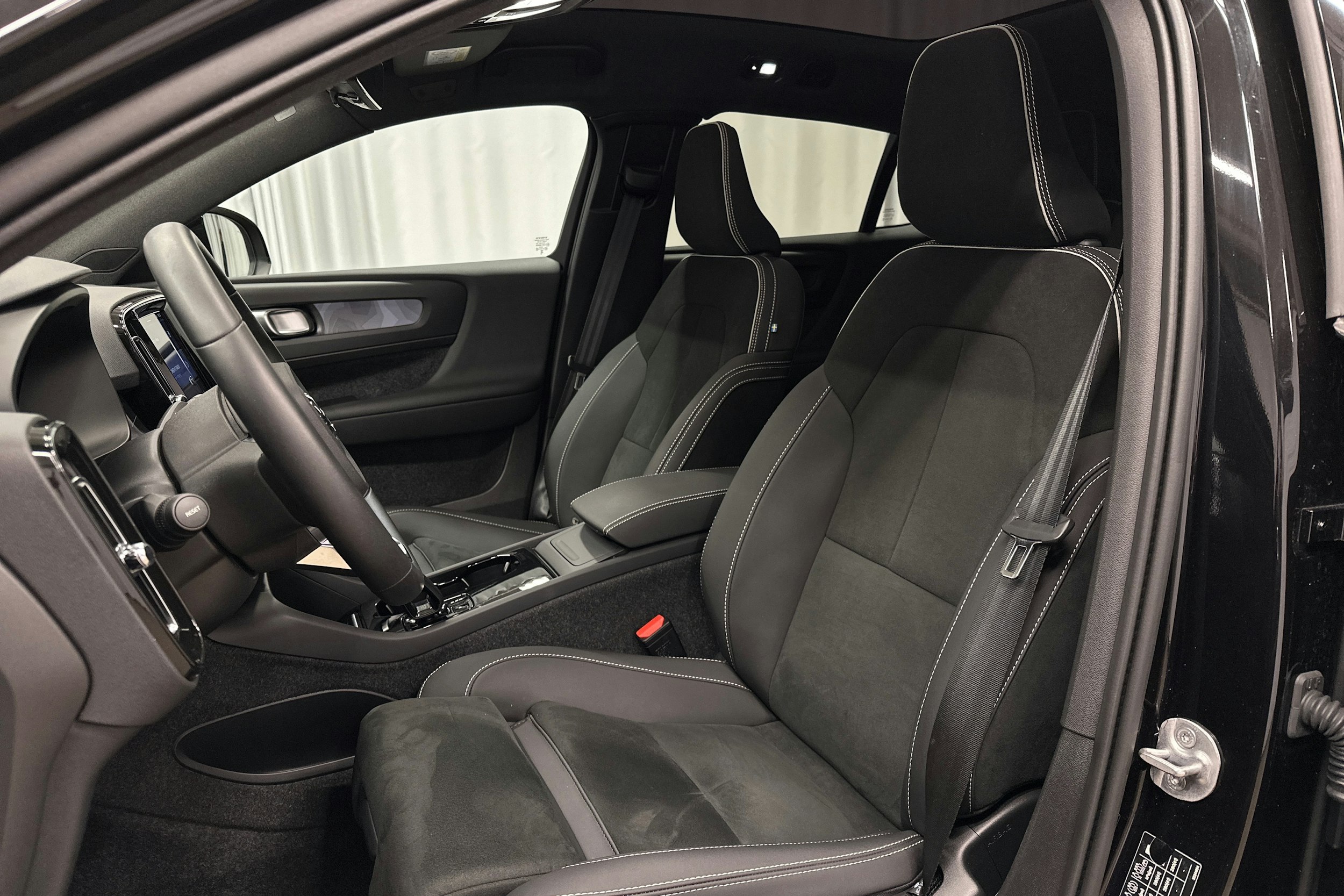 musta Volvo EC40 2024 kuva 17.