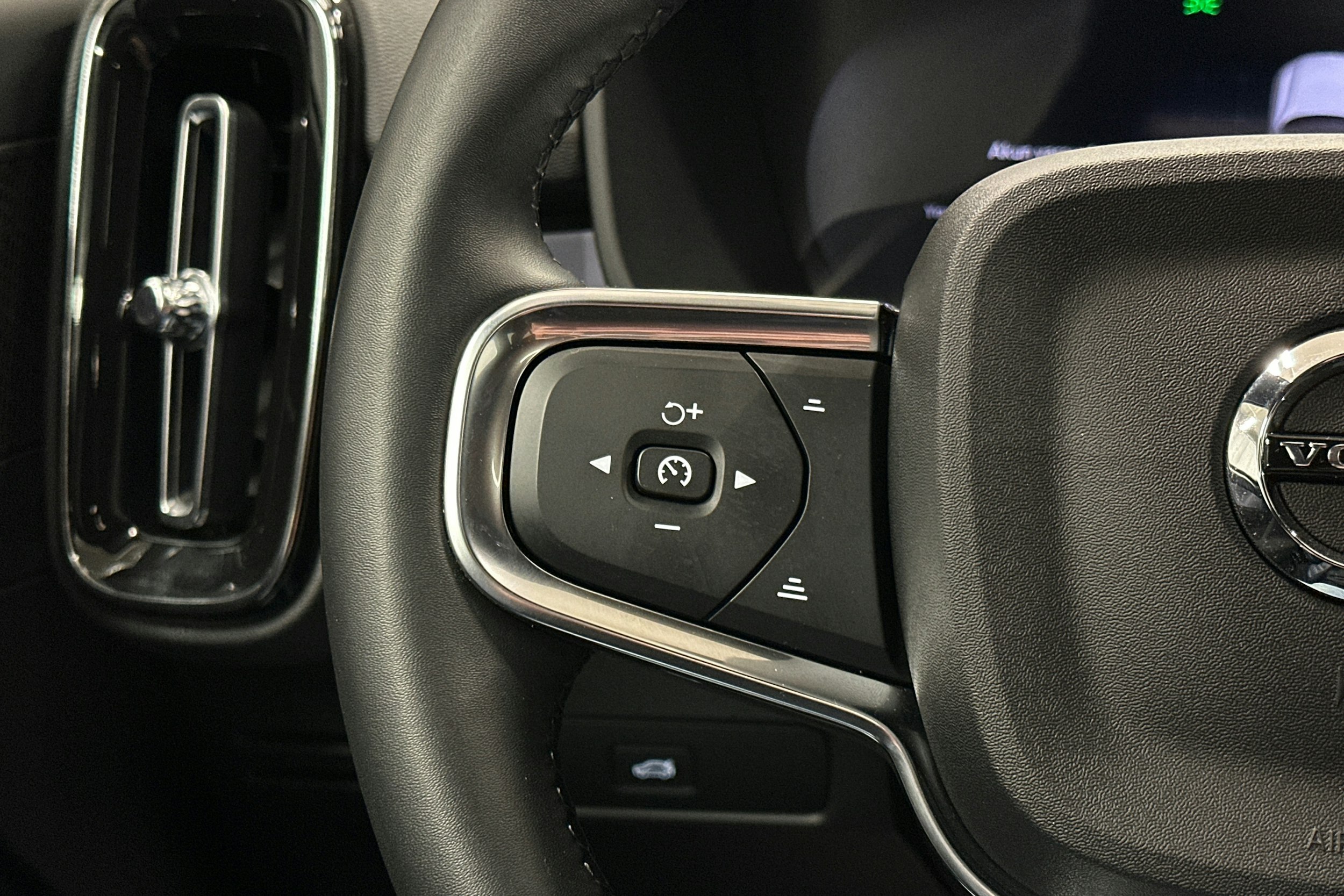 musta Volvo EC40 2024 kuva 21.