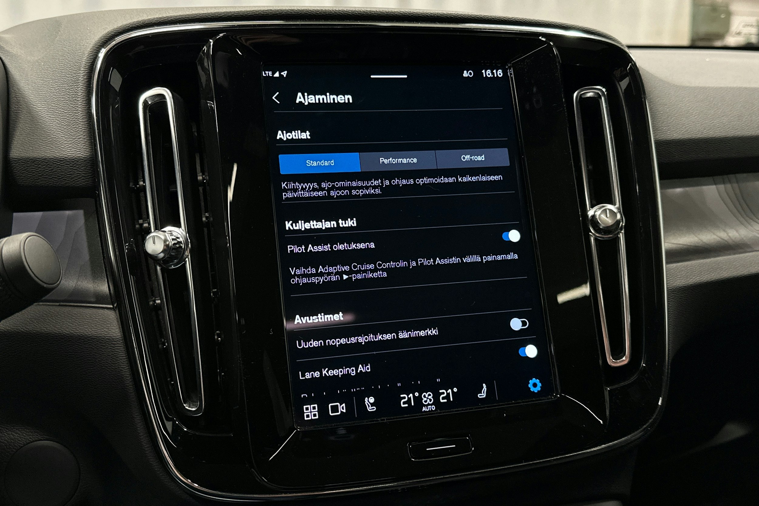 musta Volvo EC40 2024 kuva 27.