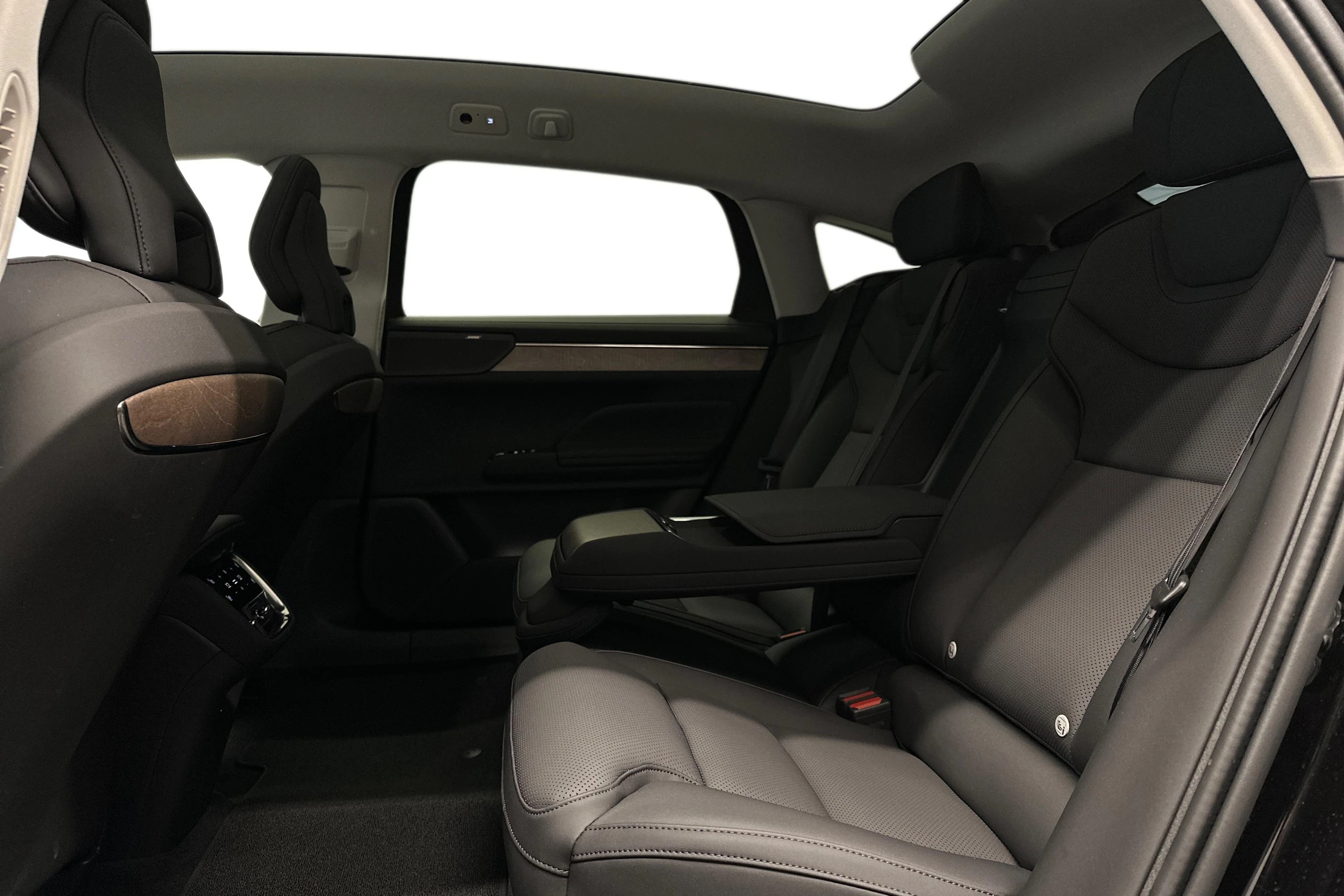 musta Volvo ES90 2026 kuva 8.