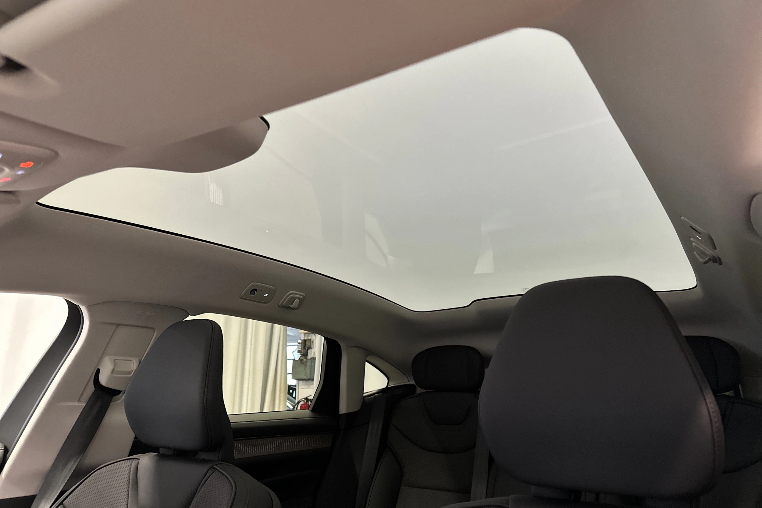 musta Volvo ES90 2026 kuva 36.