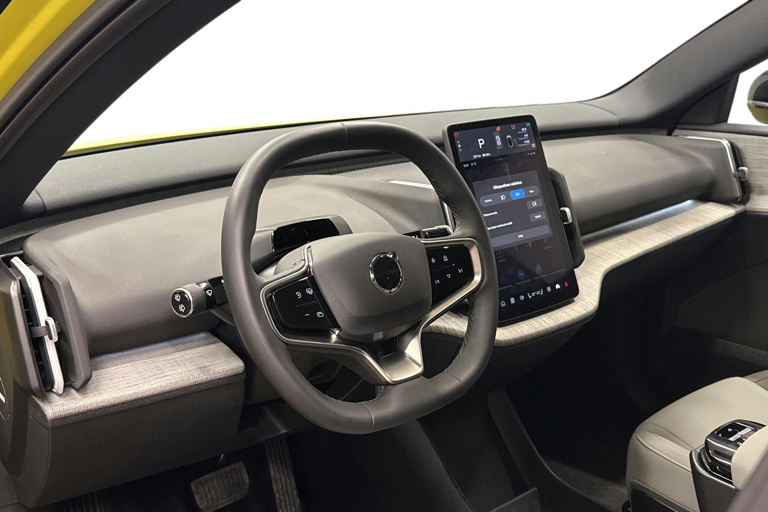 keltainen Volvo EX30 2024 kuva 7.