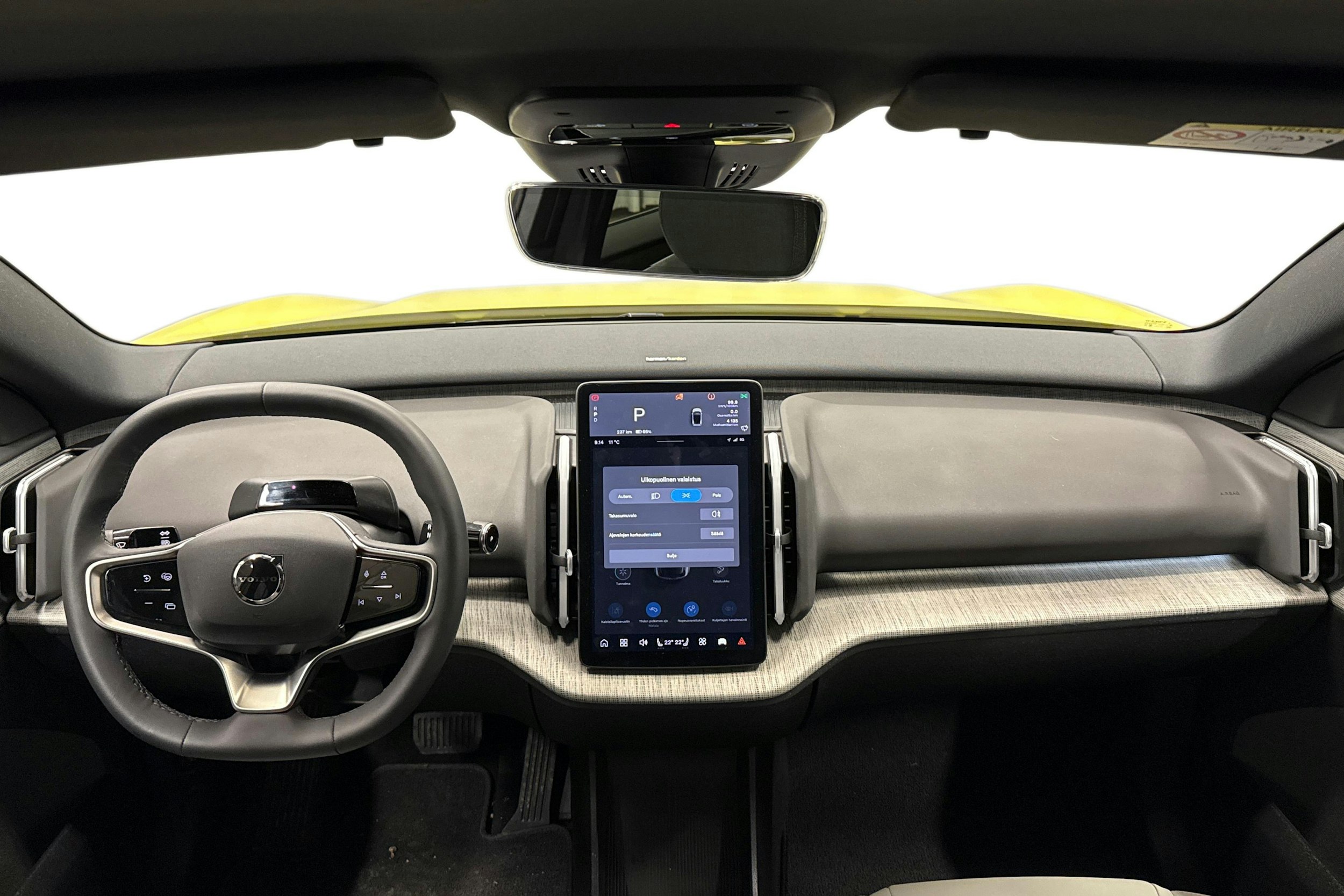 keltainen Volvo EX30 2024 kuva 8.