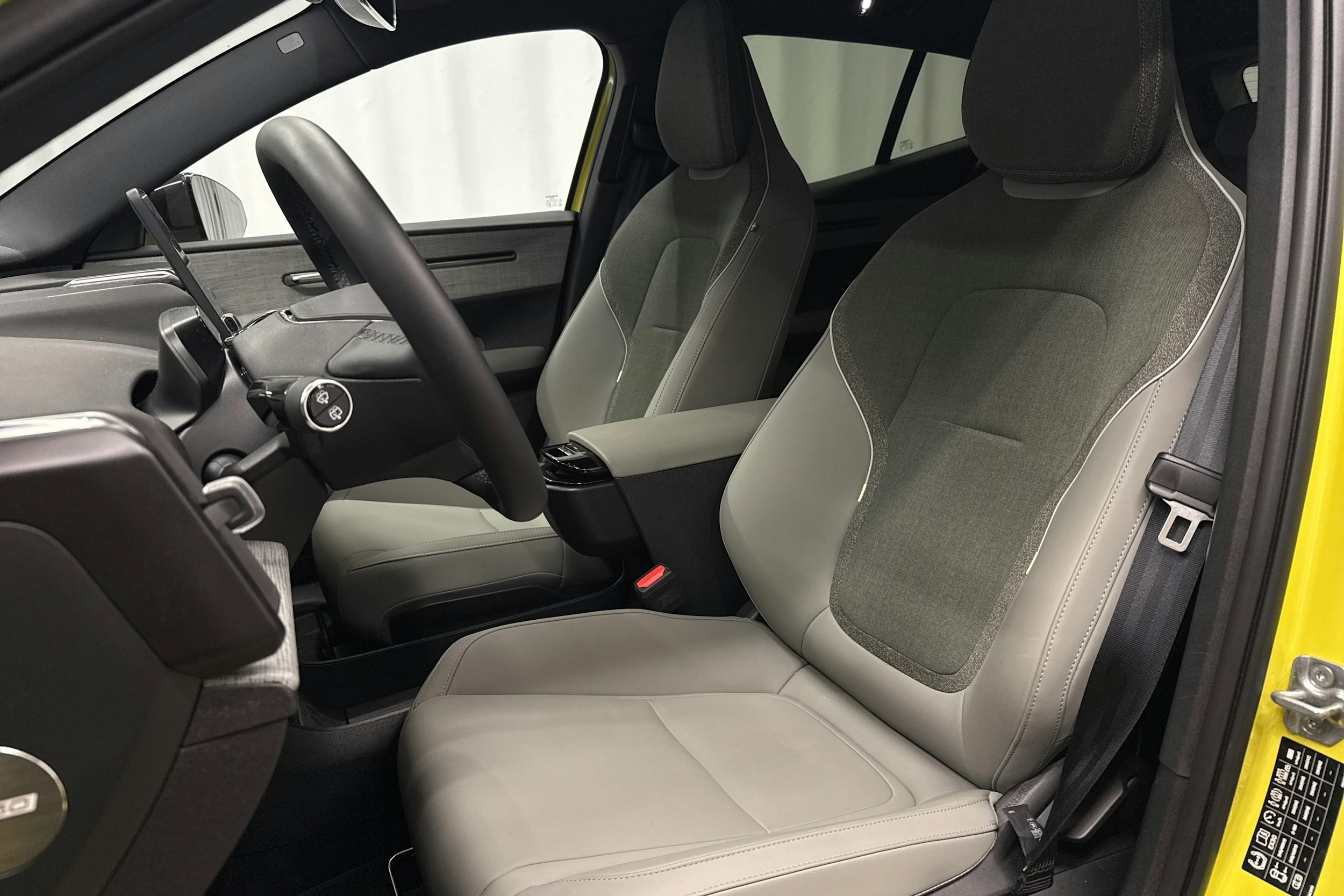 keltainen Volvo EX30 2024 kuva 10.