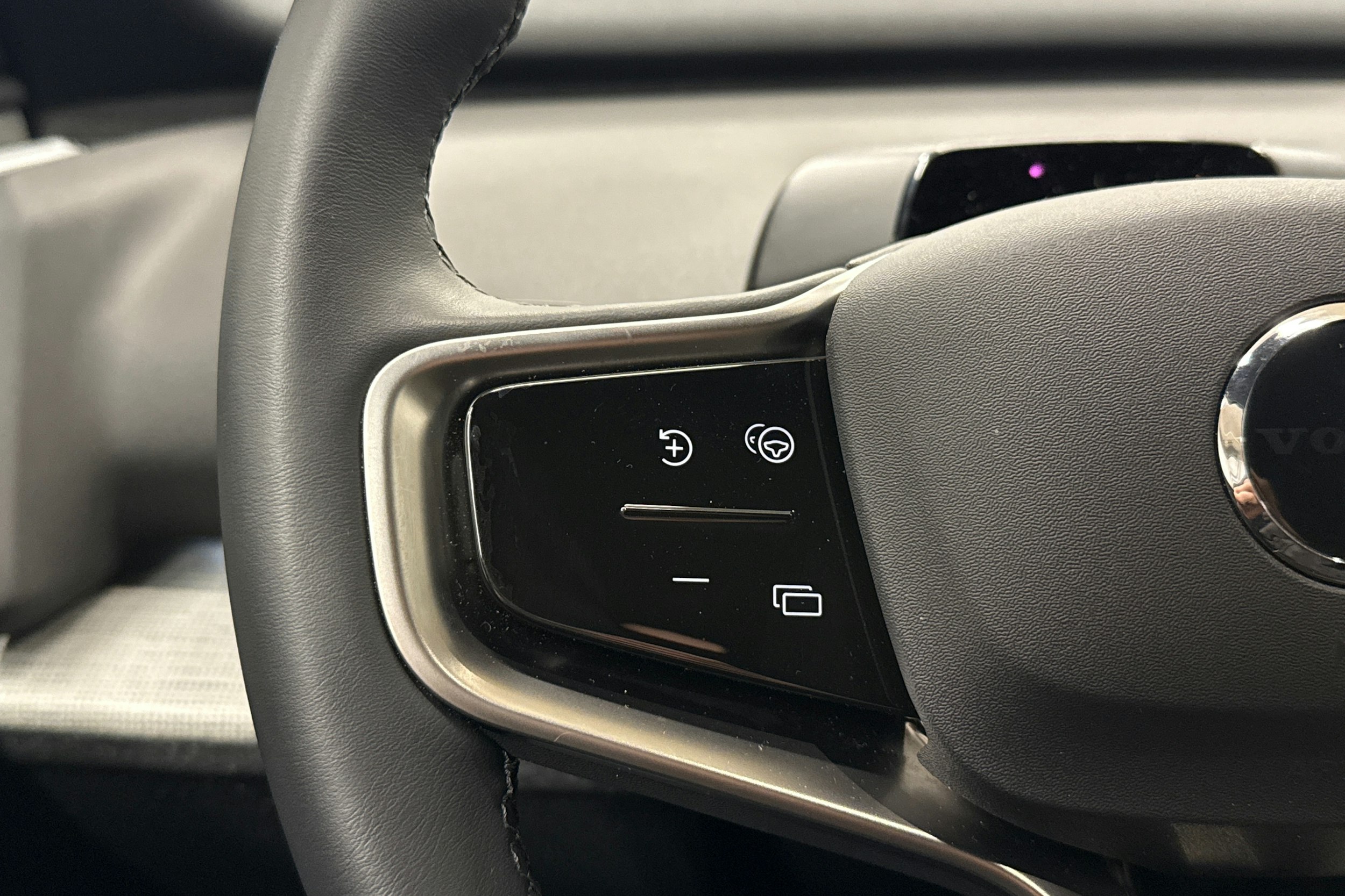 keltainen Volvo EX30 2024 kuva 15.