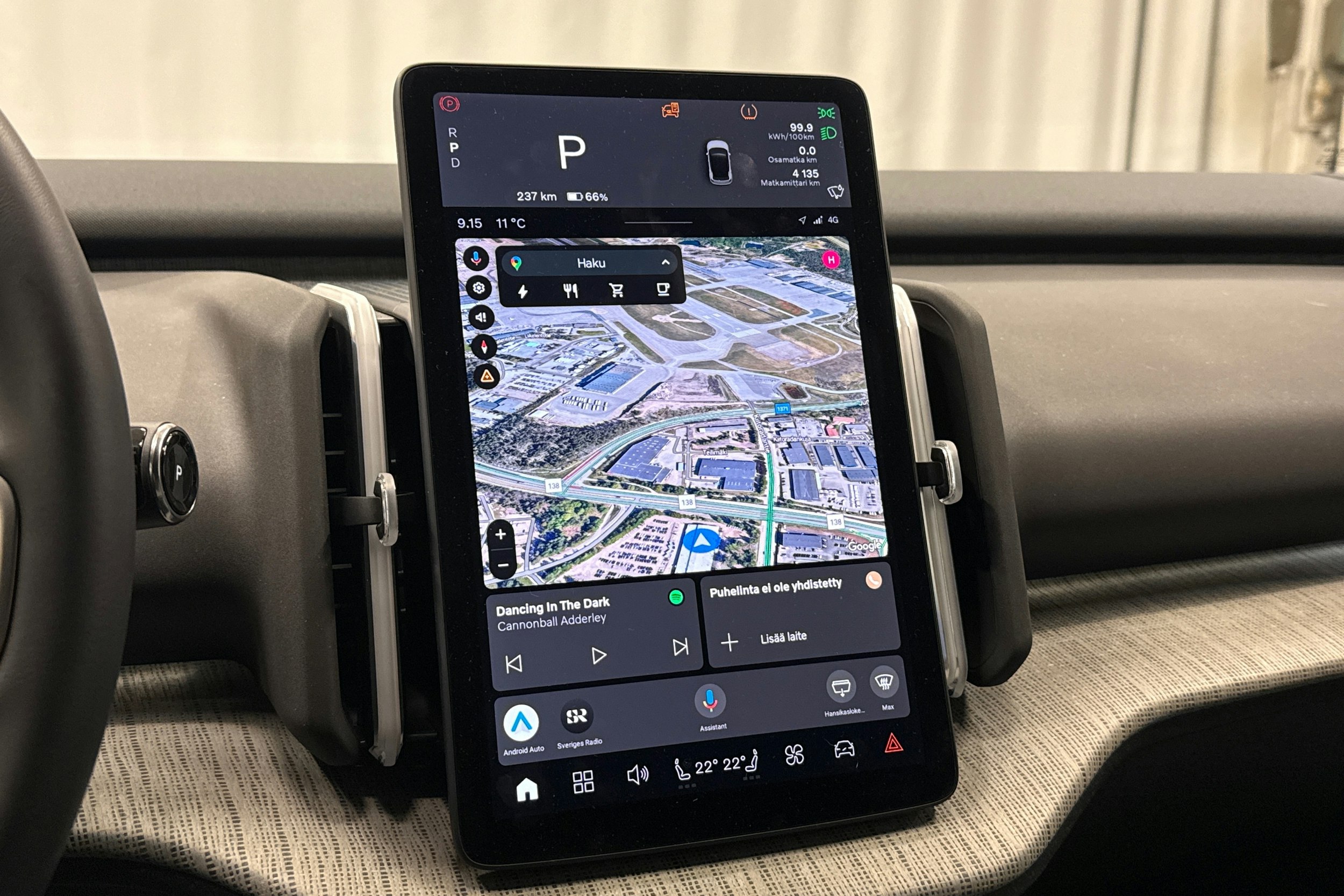 keltainen Volvo EX30 2024 kuva 16.