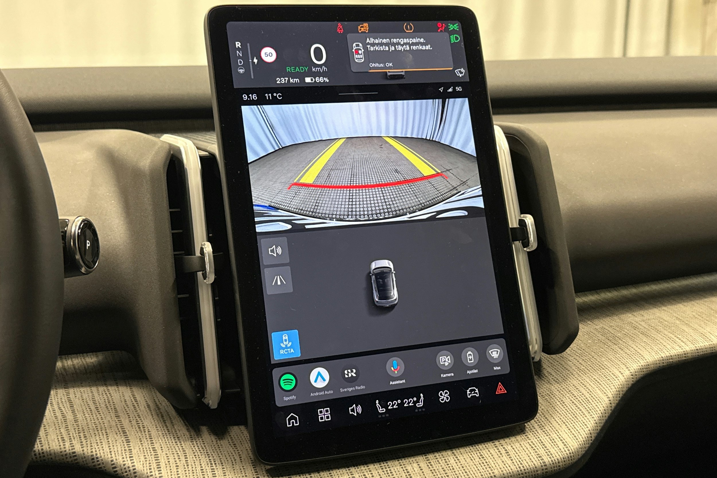 keltainen Volvo EX30 2024 kuva 18.