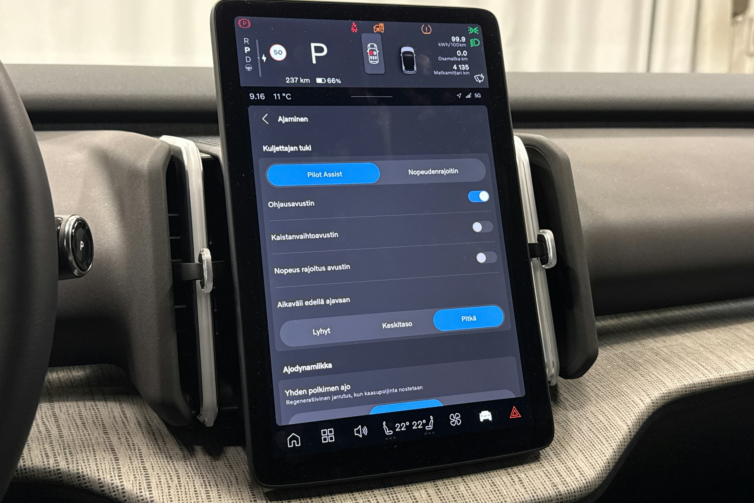 keltainen Volvo EX30 2024 kuva 19.