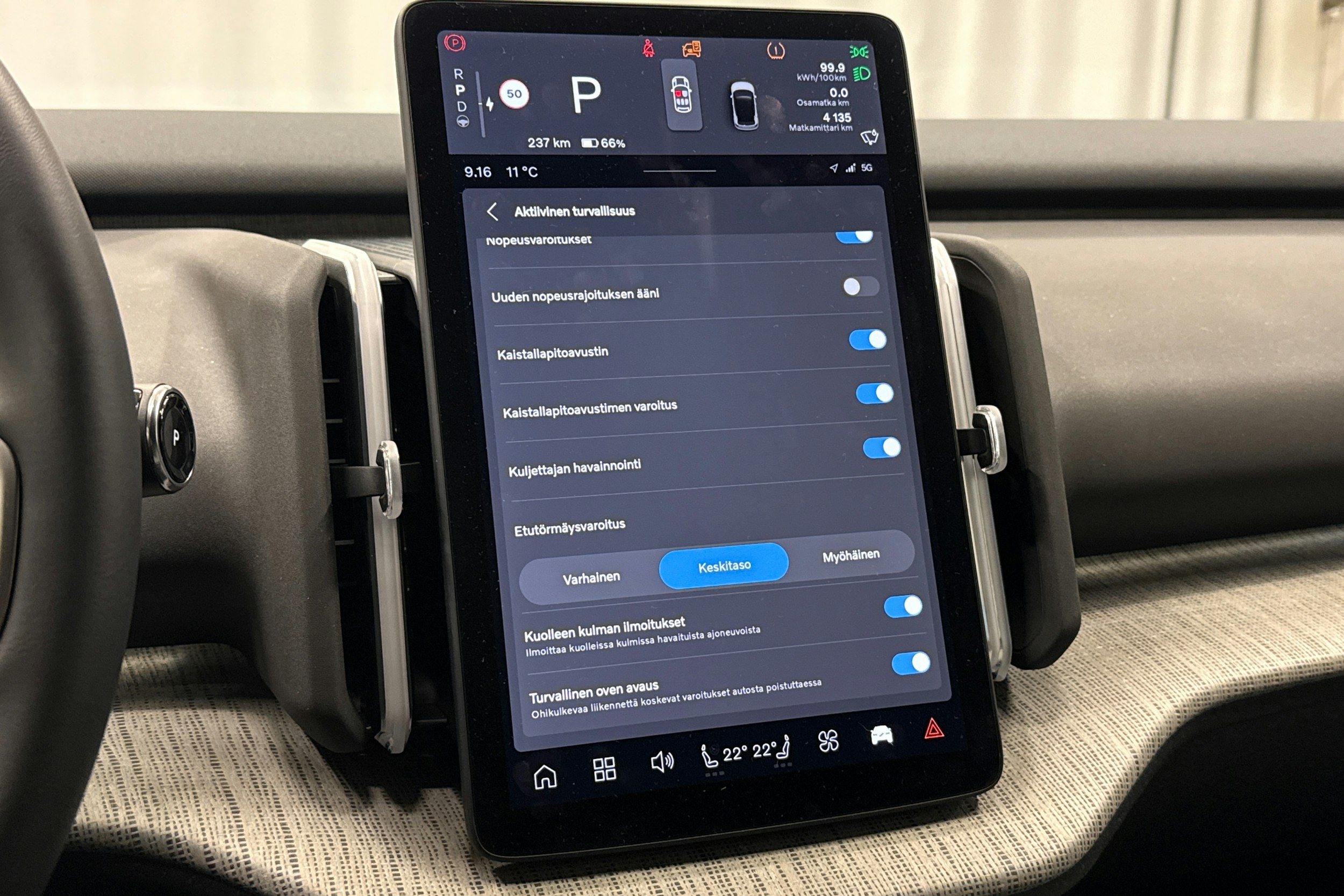keltainen Volvo EX30 2024 kuva 20.