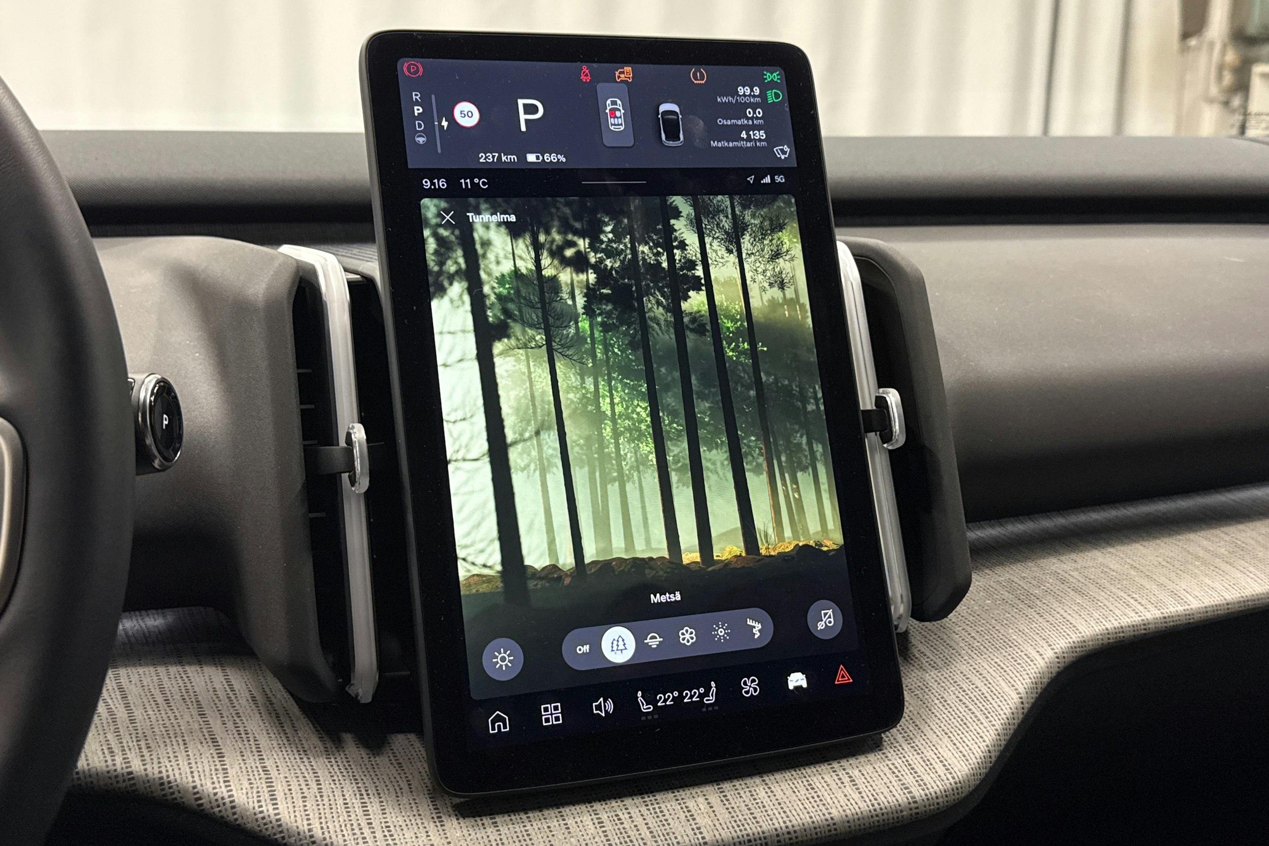 keltainen Volvo EX30 2024 kuva 21.