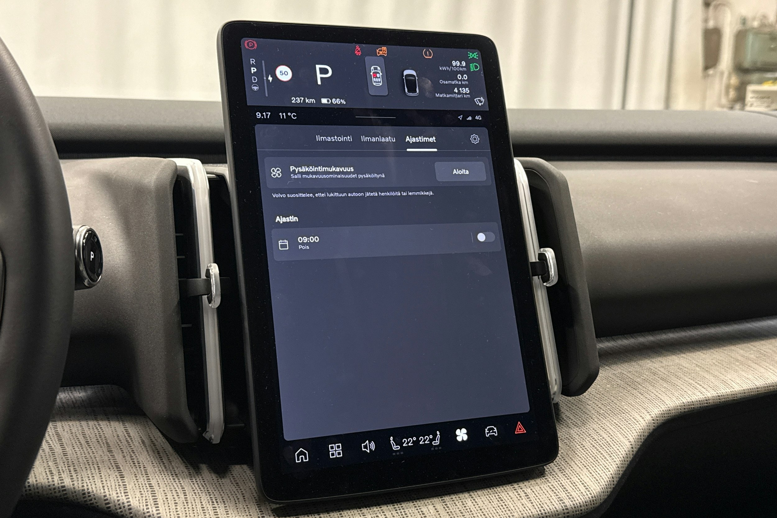 keltainen Volvo EX30 2024 kuva 22.