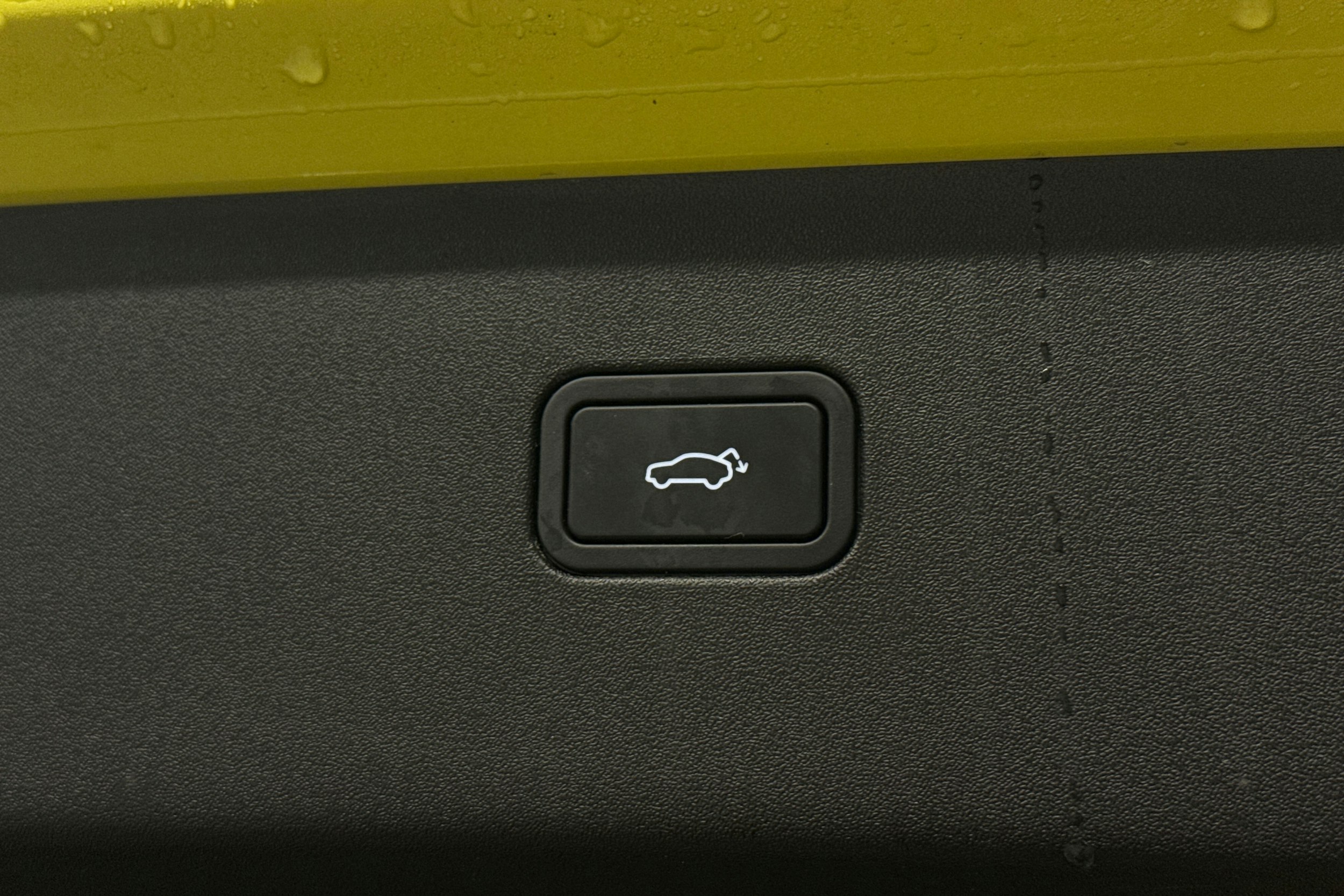 keltainen Volvo EX30 2024 kuva 24.