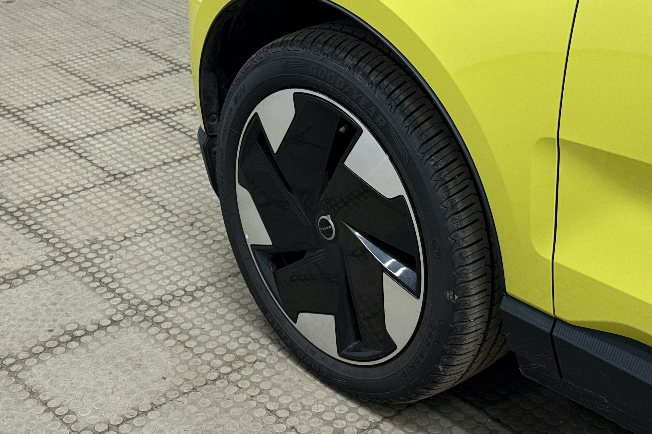 keltainen Volvo EX30 2024 kuva 27.