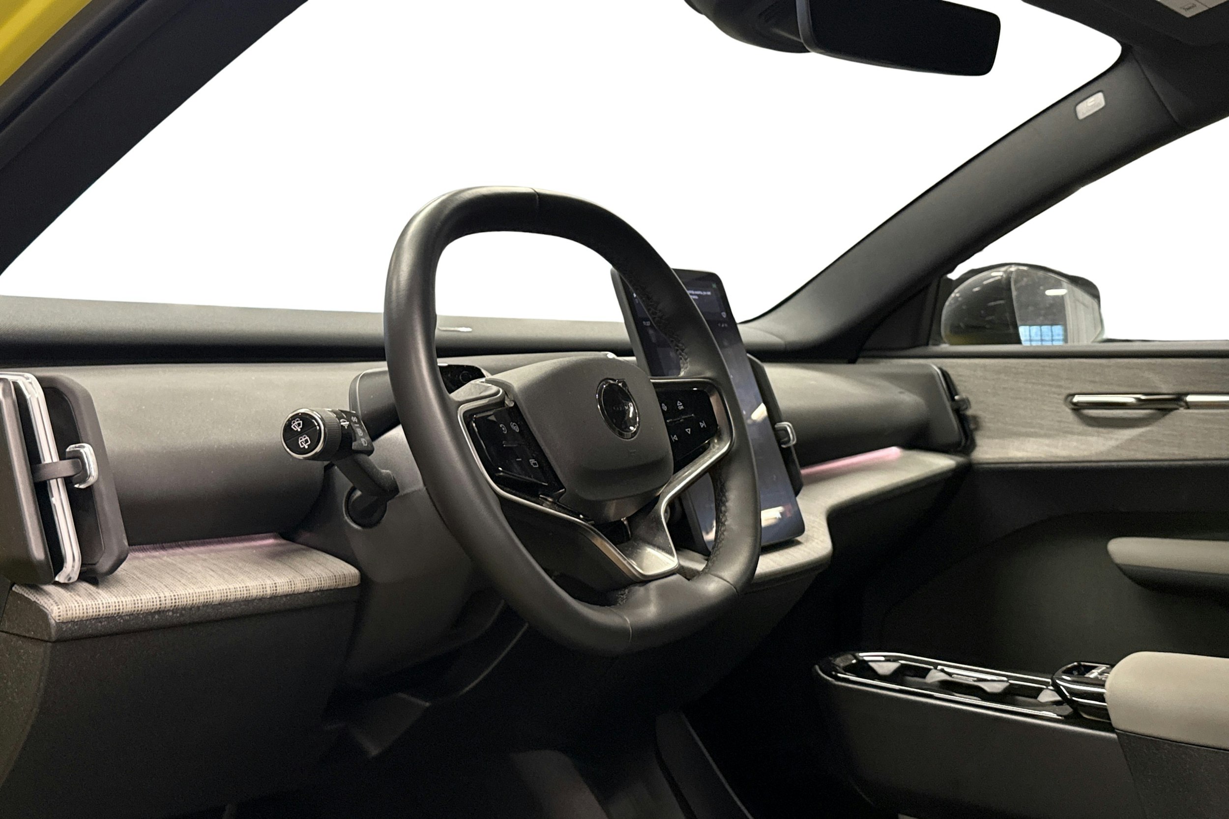 keltainen Volvo EX30 2024 kuva 3.