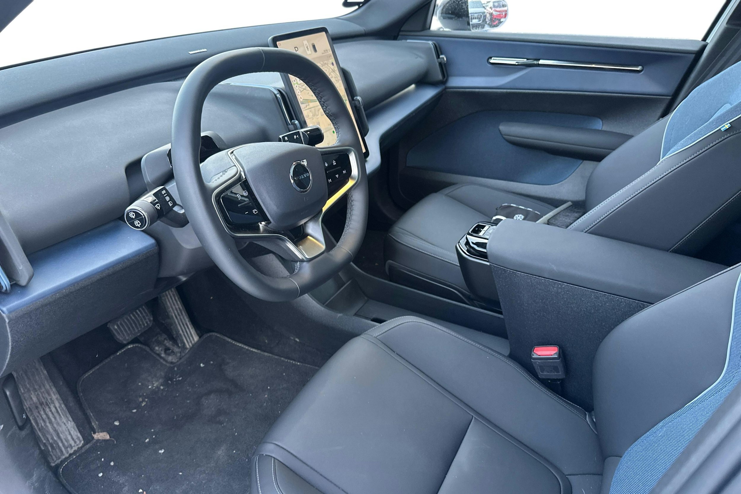 Valkoinen Volvo EX30 2024 kuva 3.